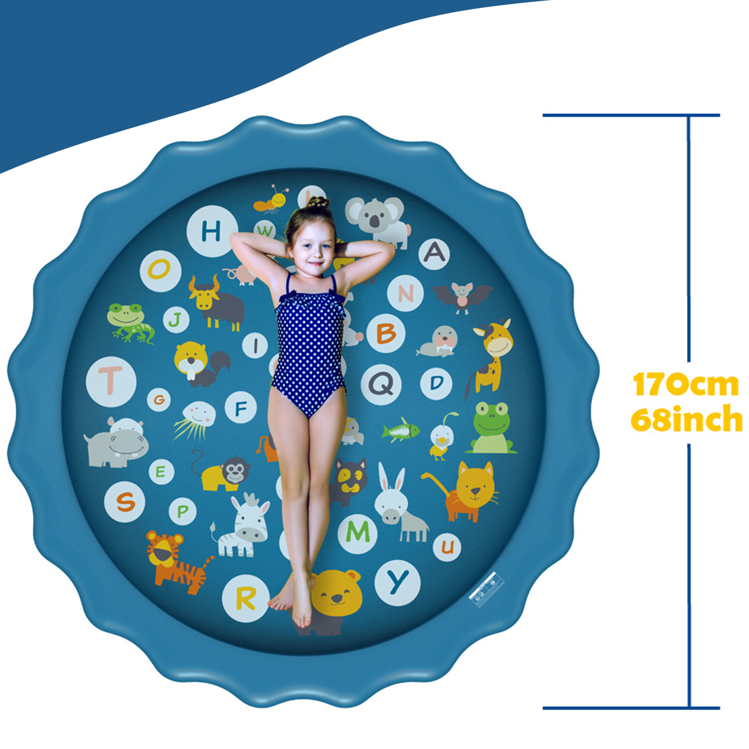 Una niña acostada en una piscina de chapoteo azul con letras y animales.