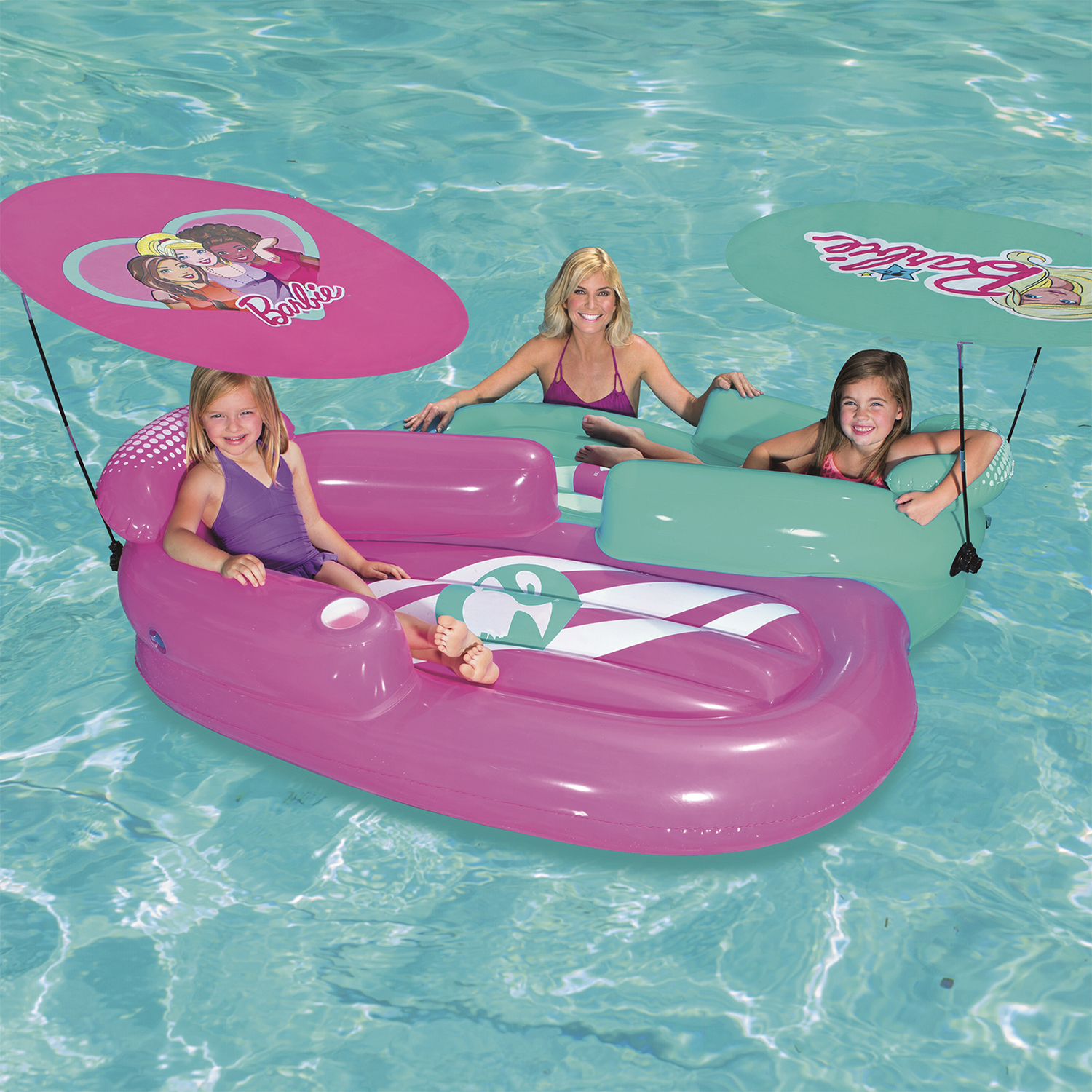 Flotador de piscina rosa Barbie con tres personas y dos sombrillas en el agua.