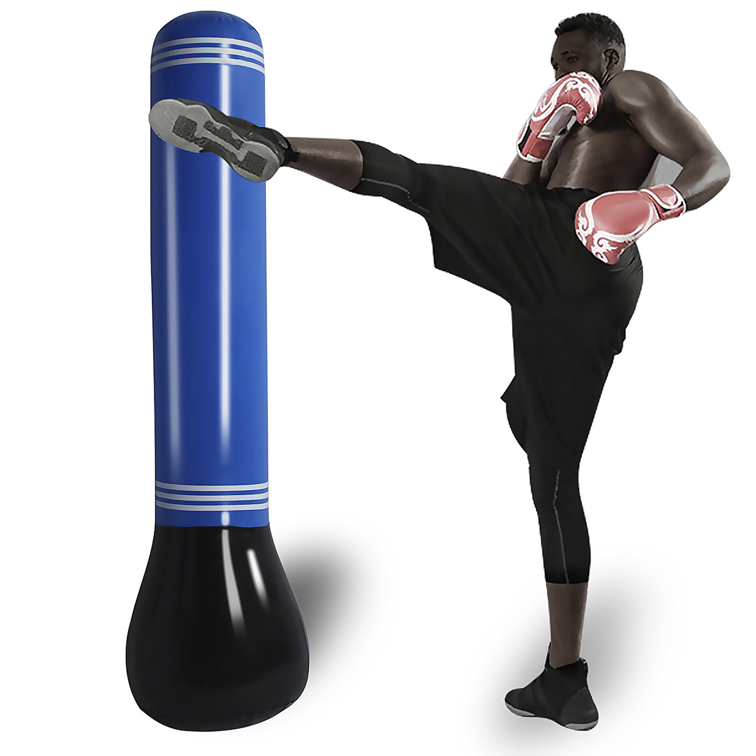 Uomo che tira un calcio a un sacco da boxe gonfiabile blu. Sfondo bianco.