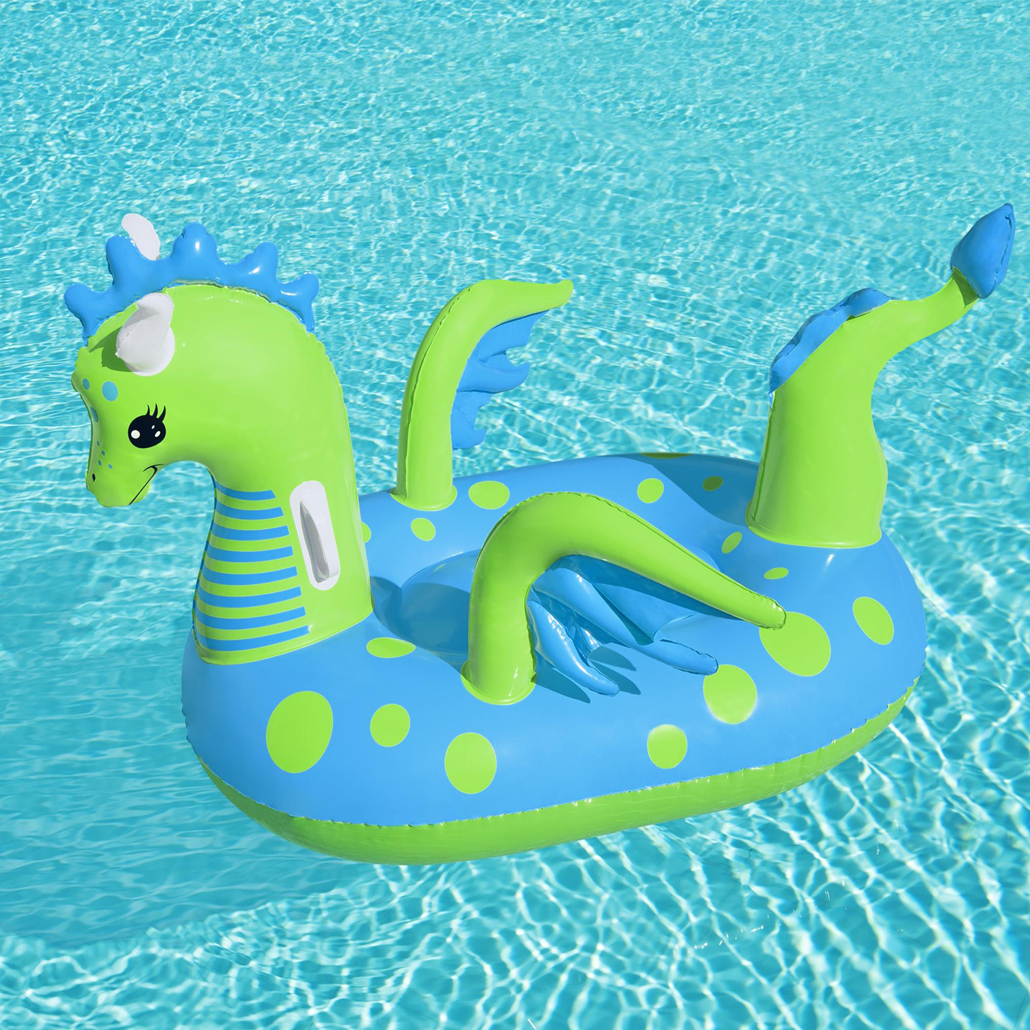 Un drago gonfiabile verde e blu galleggia nell'acqua blu di una piscina.