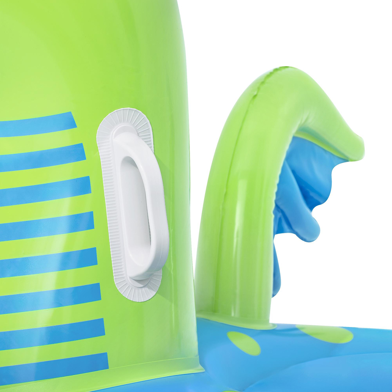 Primo piano di un giocattolo gonfiabile per piscina verde e blu con manico e ala.