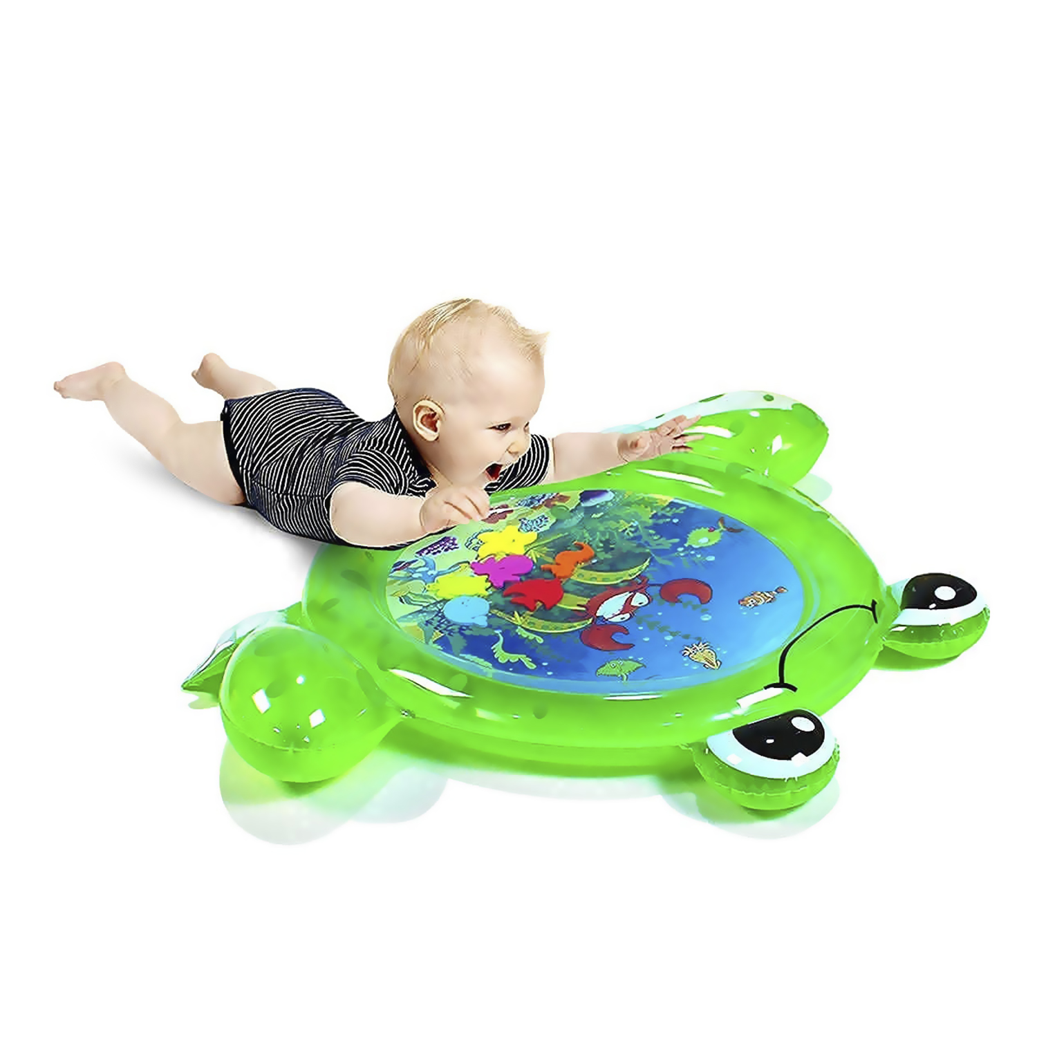 Un bebé acostado sobre una alfombra inflable verde con forma de tortuga y con imágenes coloridas, sobre blanco.