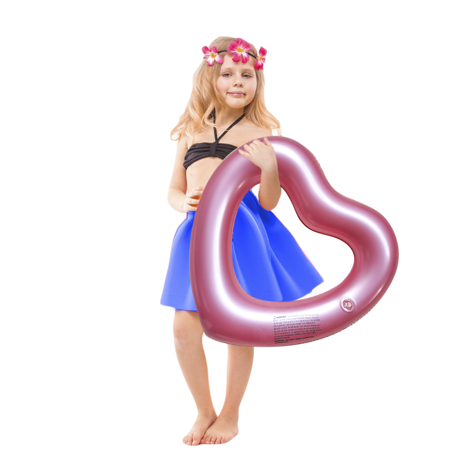Una niña sostiene un flotador en forma de corazón rosa.