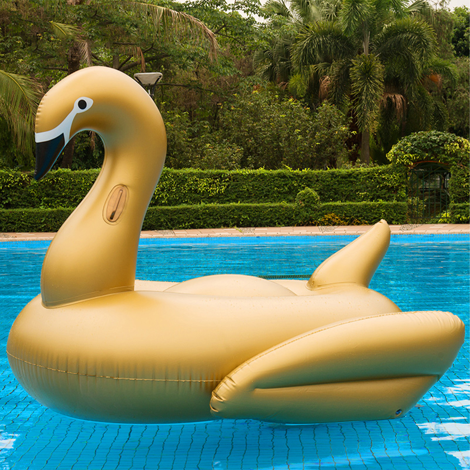 Un flotador de piscina inflable de cisne dorado.