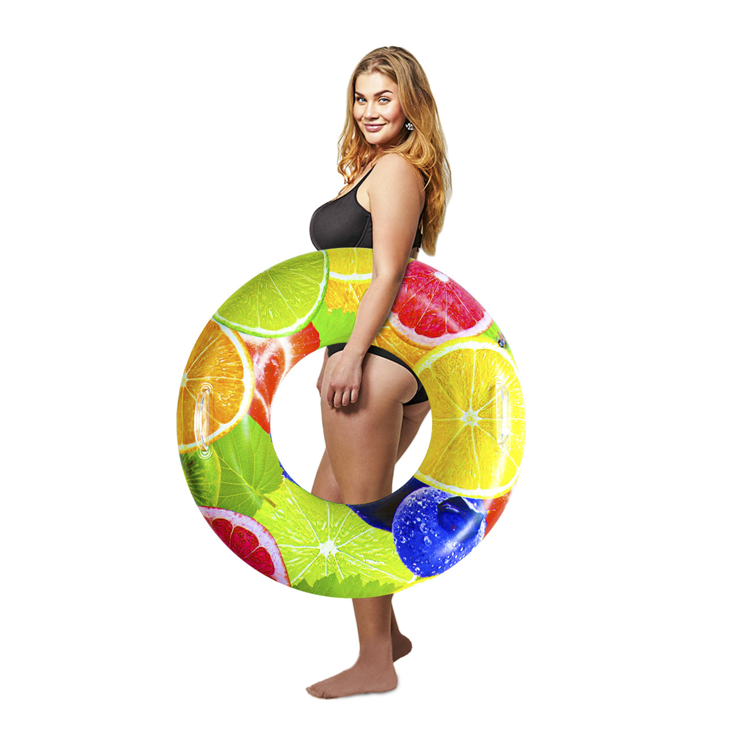 Mujer en traje de baño negro con flotador inflable de frutas.