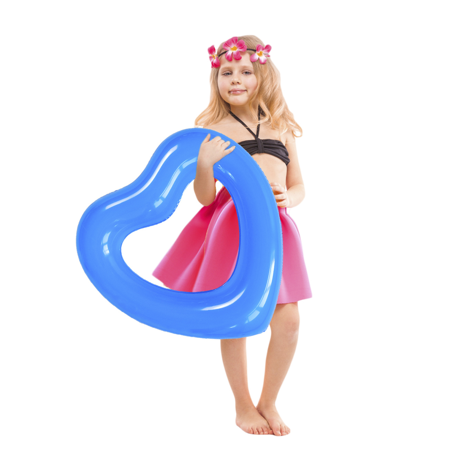 Una niña en bikini y falda sostiene un flotador inflable azul en forma de corazón.
