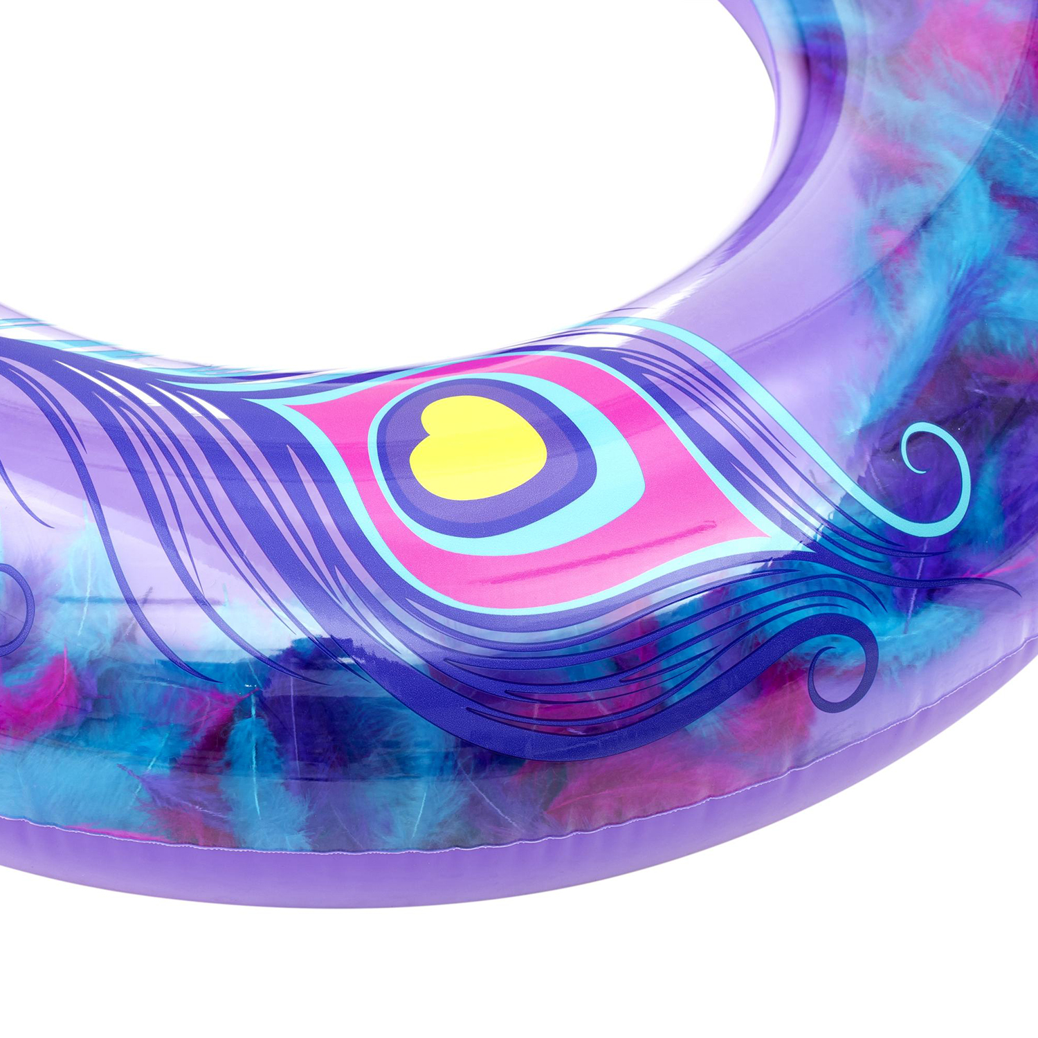 Primer plano de un anillo inflable morado con diseño de plumas de pavo real. Tiene detalles azules y rosas.