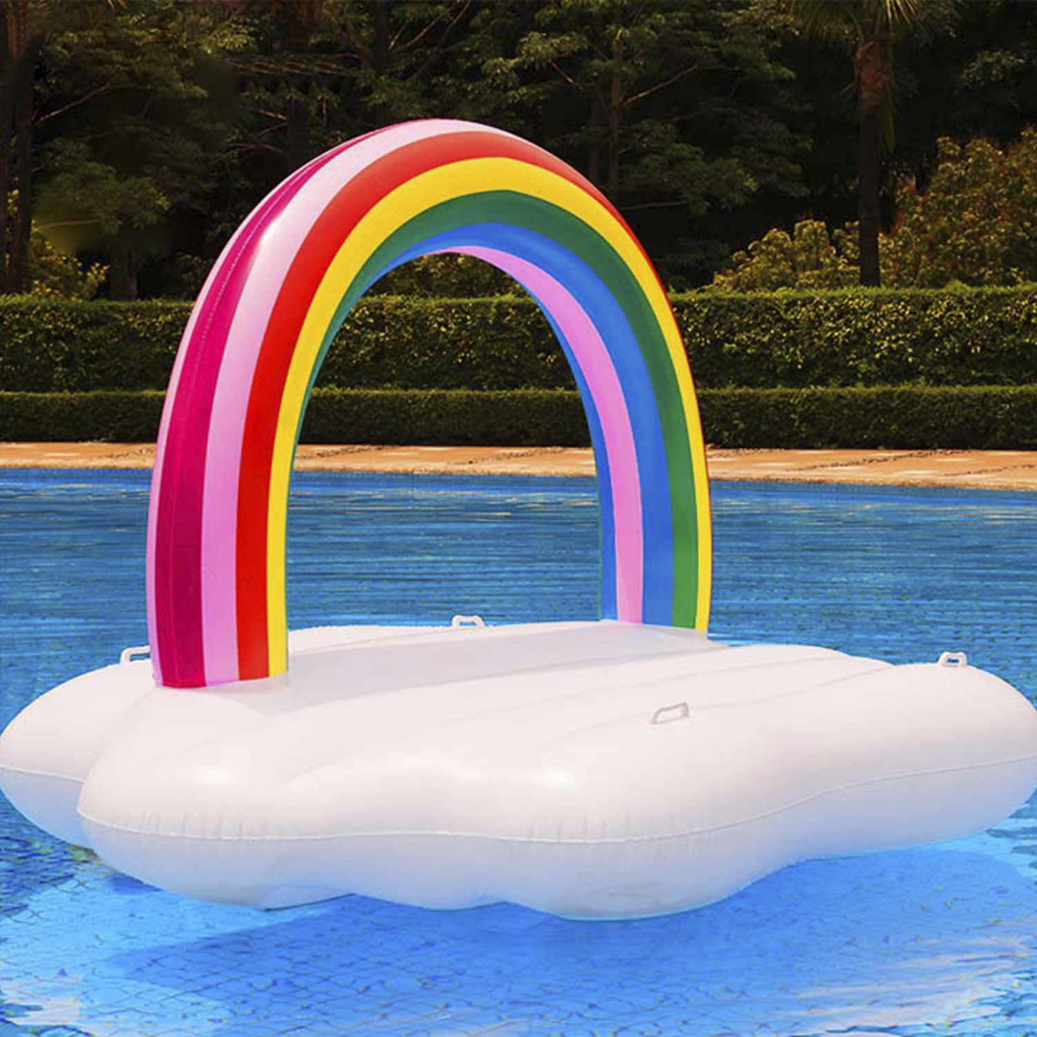 Galleggiante gonfiabile a forma di arcobaleno su una piscina blu. Base a forma di nuvola bianca.