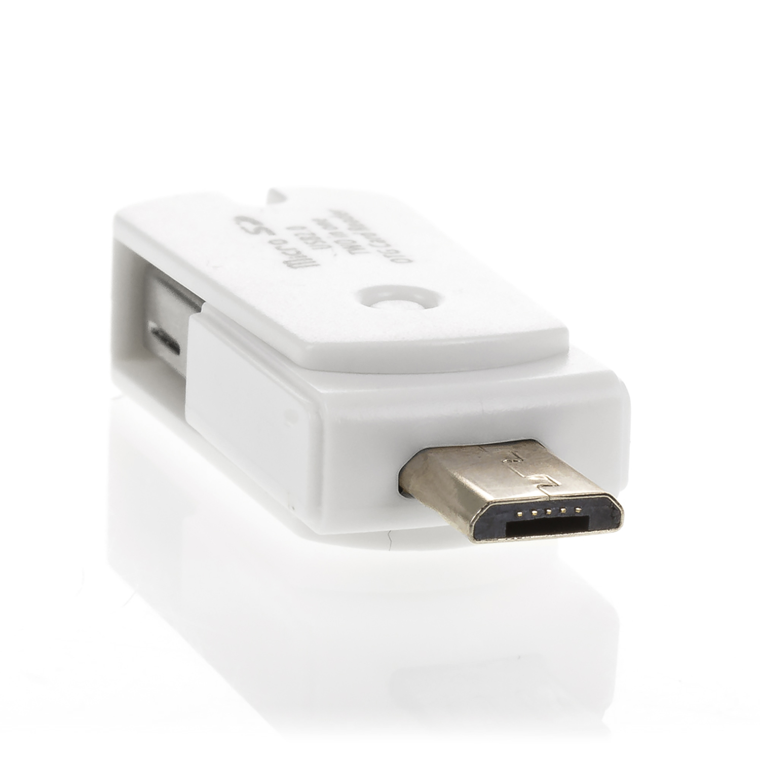 Adaptador blanco de lector de tarjetas USB-C a Micro SD.  El adaptador está sobre un fondo blanco.