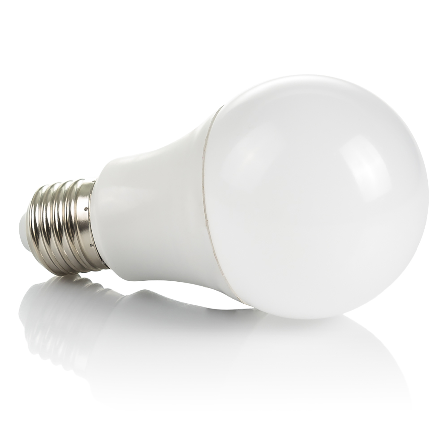 Lampadina LED bianca con base argentata, isolata su una superficie bianca.