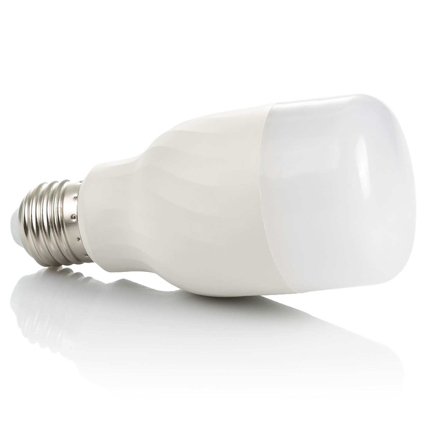 Lampadina LED bianca di lato. Sfondo bianco con riflesso.