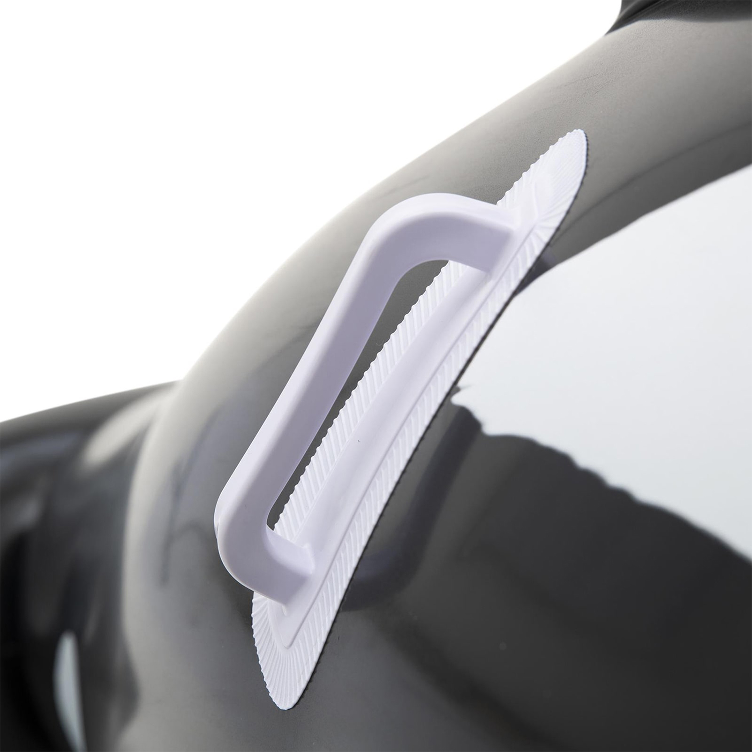 Primer plano de un juguete inflable blanco y negro con asa.