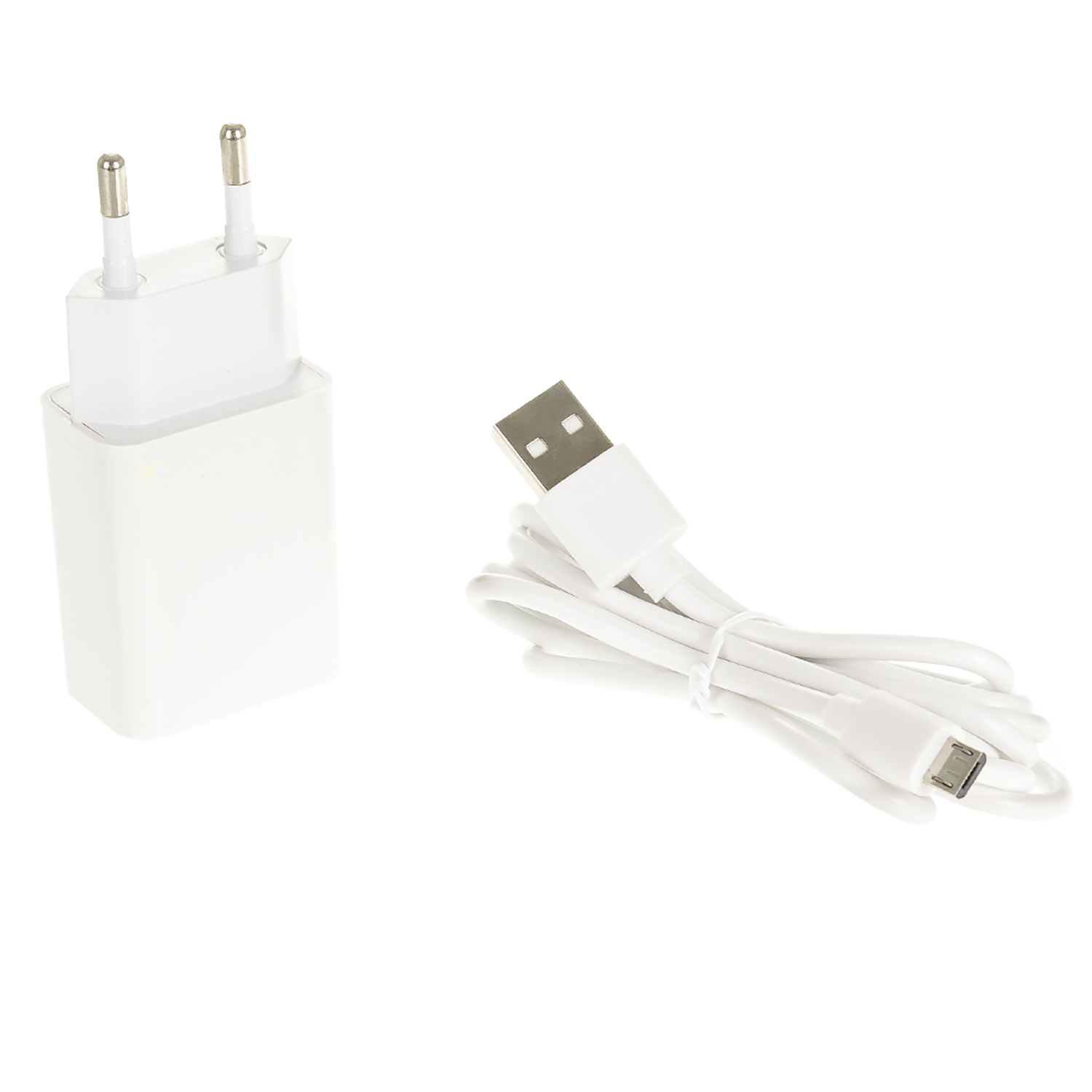 Ein weißes Telefonladegerät und ein weißes USB-Kabel vor weißem Hintergrund.