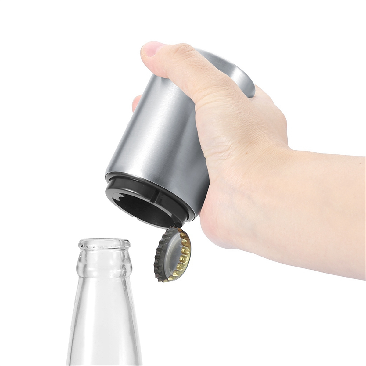 Hand öffnet einen silbernen Flaschenöffner über einer Glasflasche mit Verschluss.