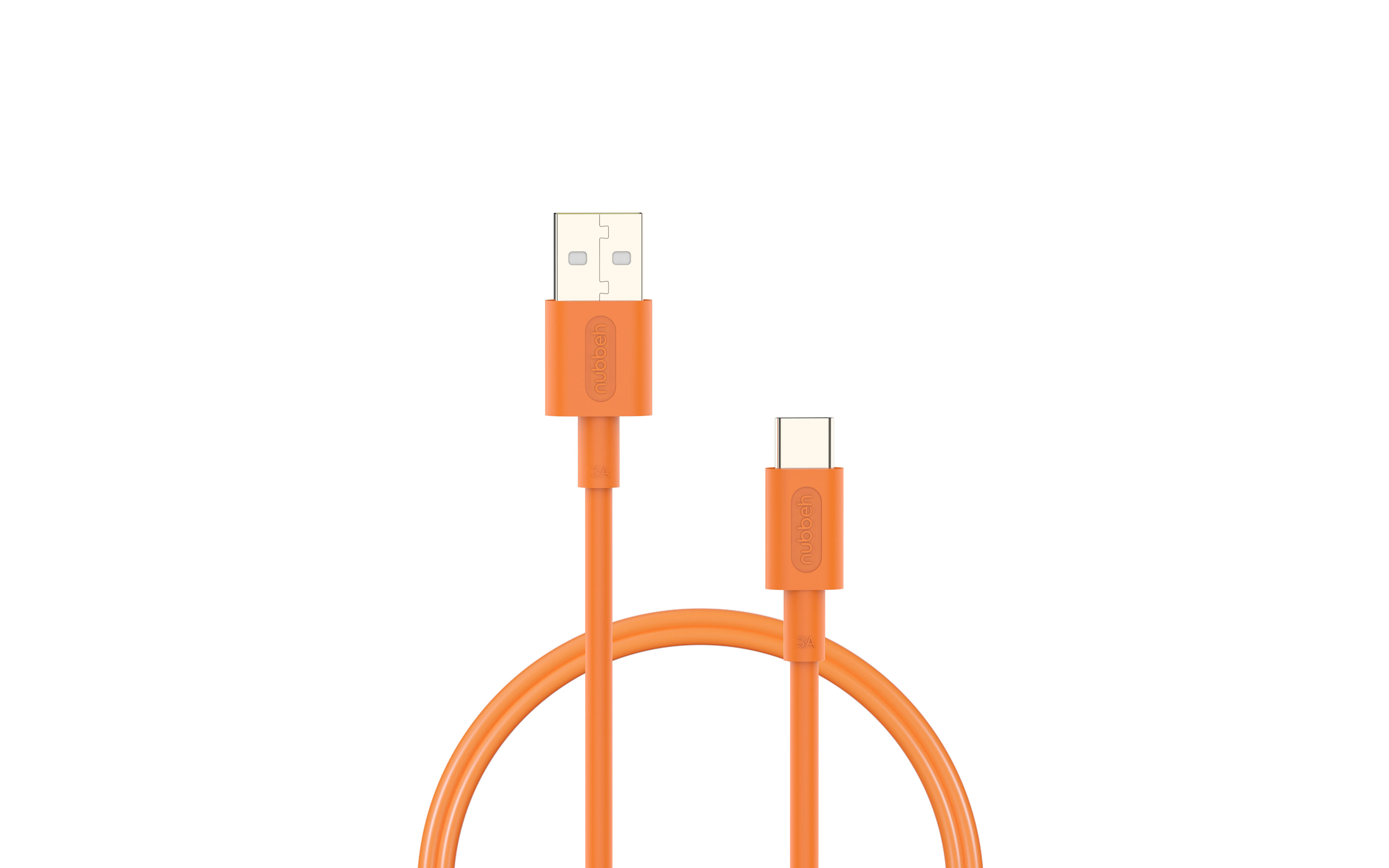 Cable USB naranja. USB-A a USB-C. Fondo blanco.
