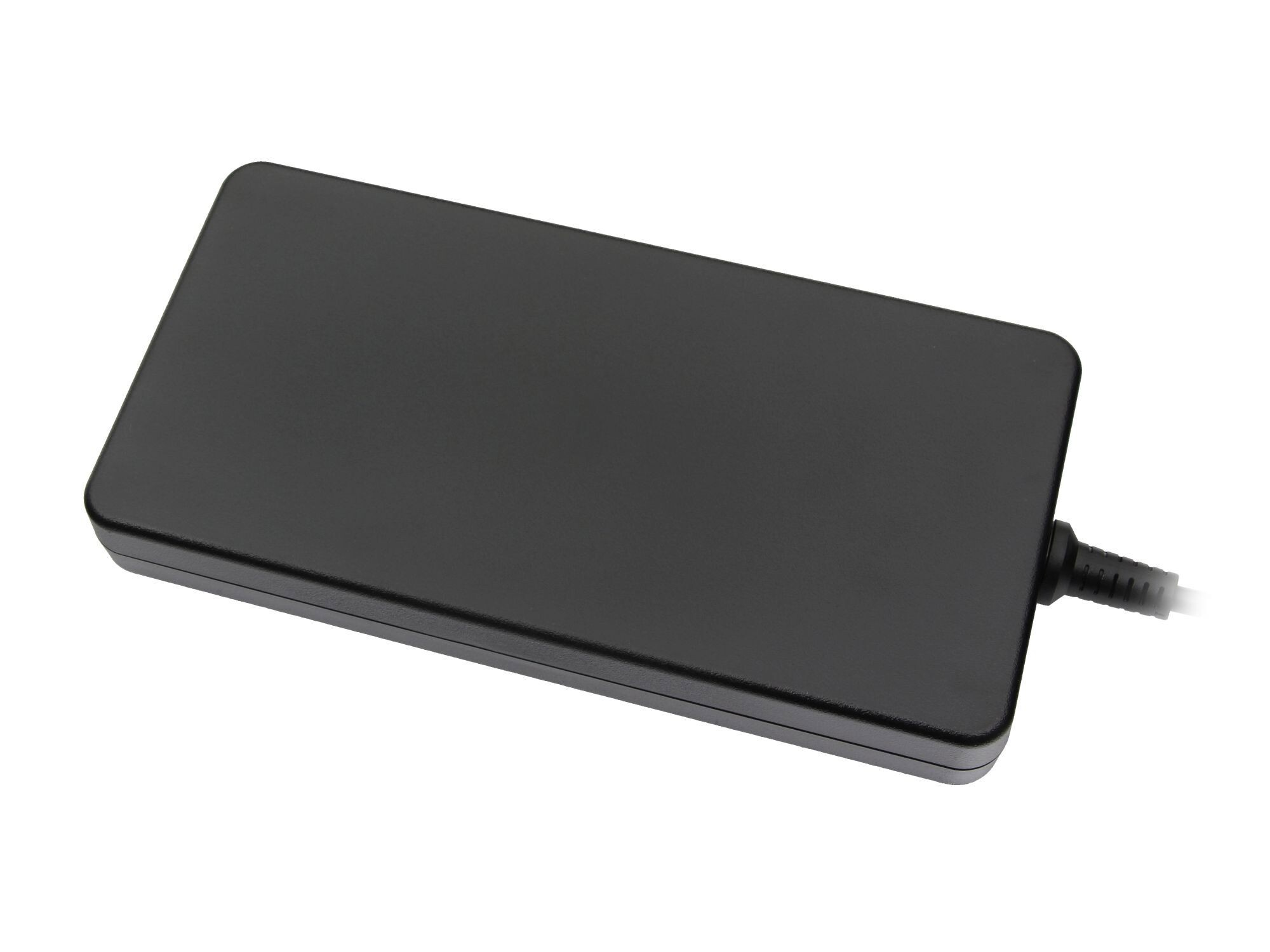 Ein schwarzes, rechteckiges Netzteil mit Kabel und weißem Hintergrund.