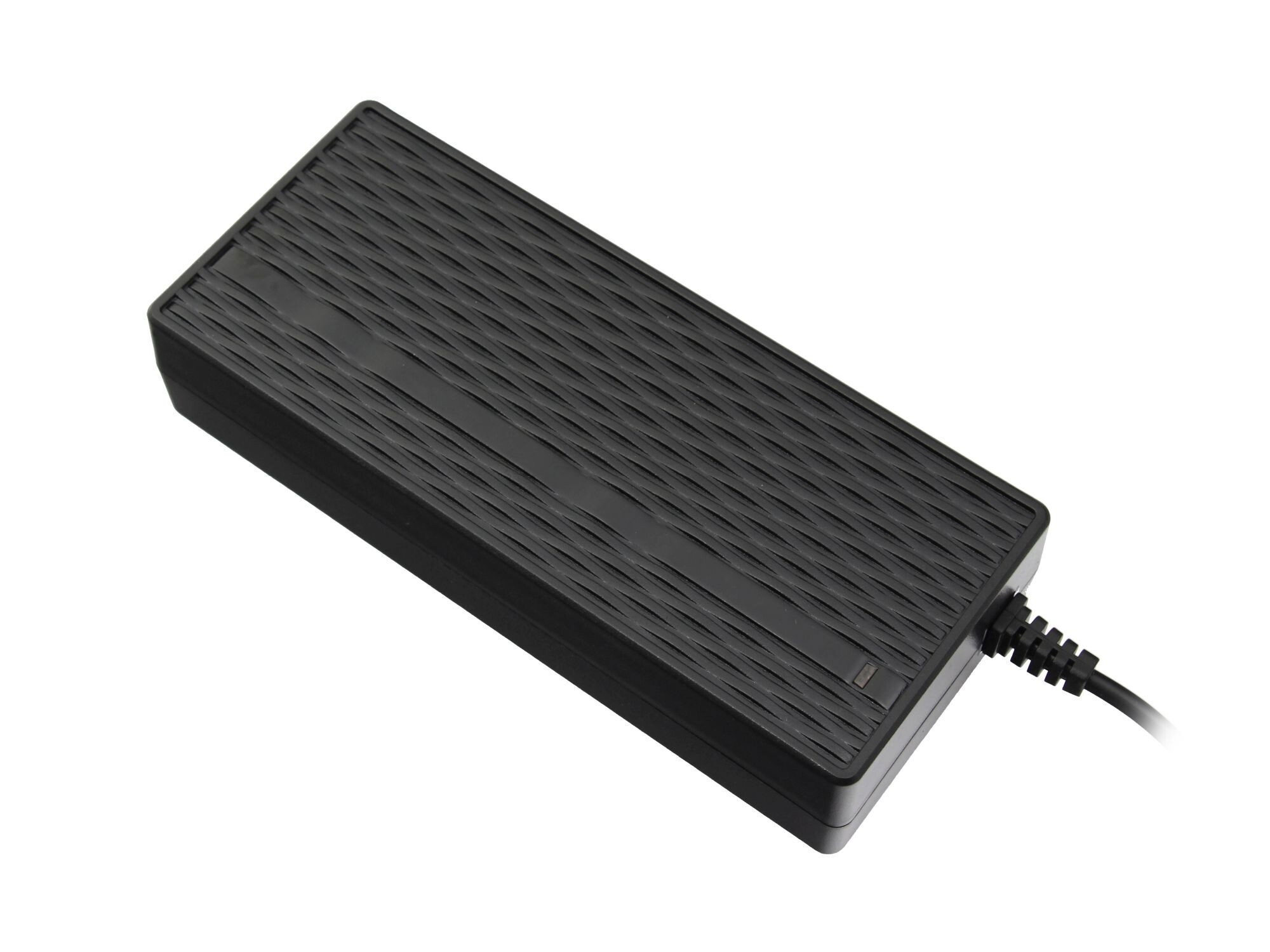 Ein schwarzes Netzteil, rechteckig mit strukturierter Oberfläche und Netzkabel.