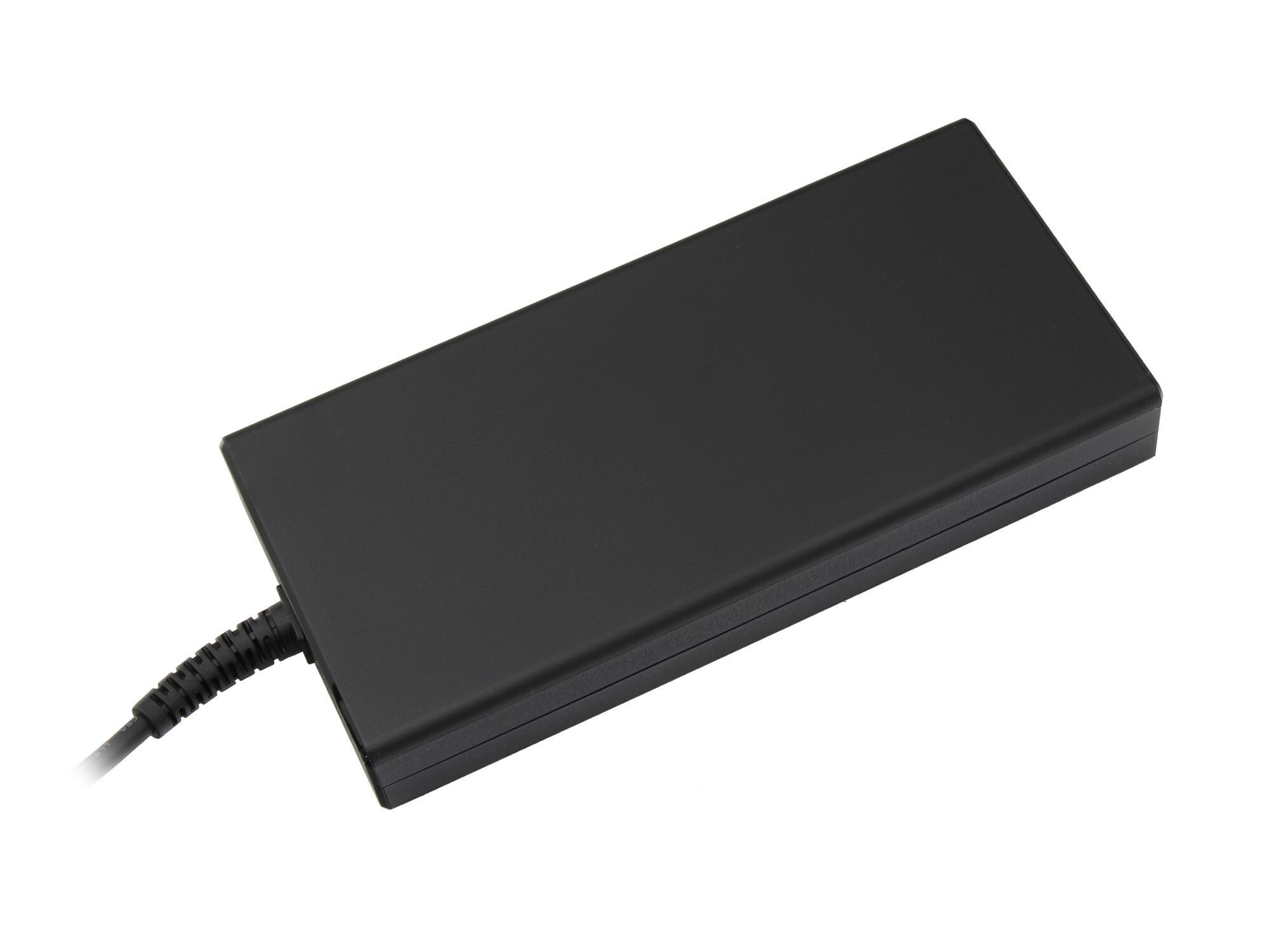 Schwarzes Netzteil, schräge Ansicht. Es hat auf einer Seite ein Kabel.