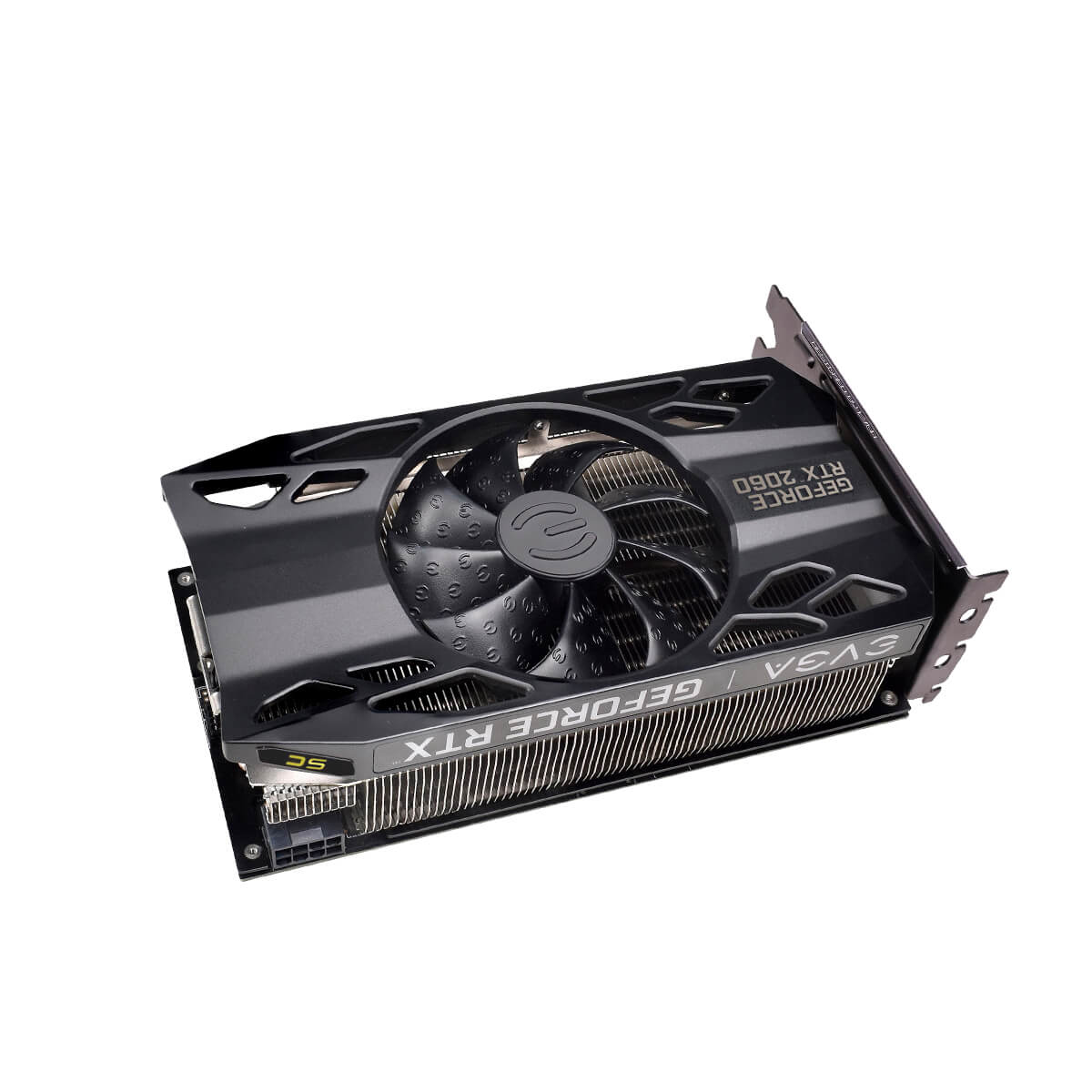 Una tarjeta gráfica negra EVGA GeForce RTX 2060, en ángulo sobre un fondo blanco, con un ventilador central.