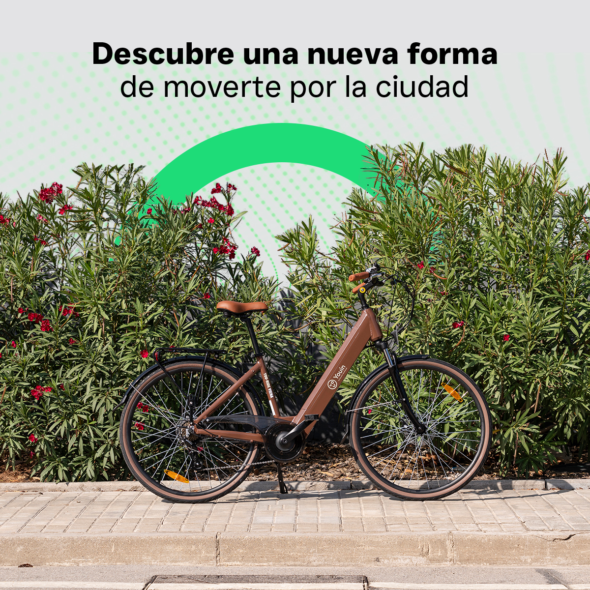 Brązowy rower na chodniku obok zielonego krzewu.