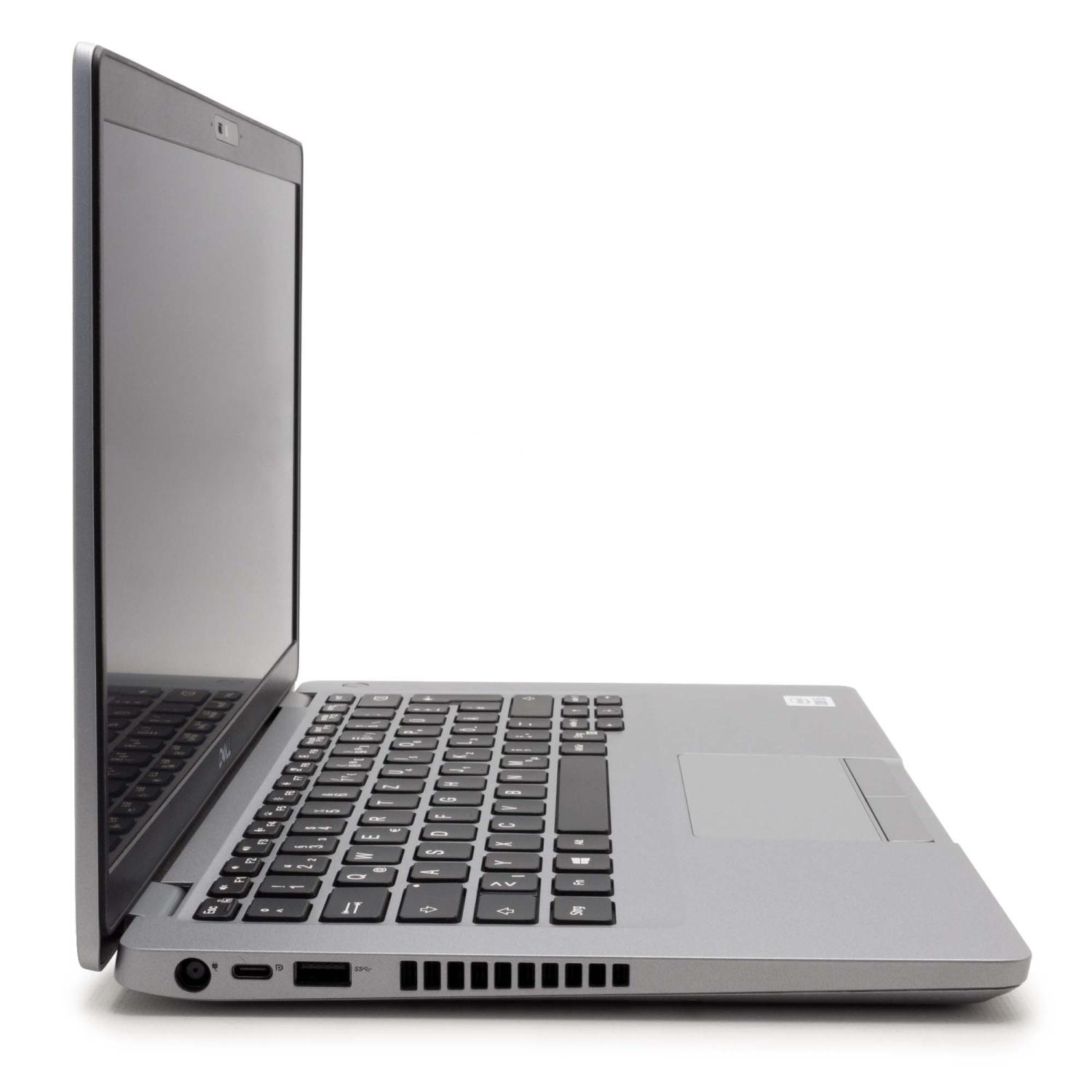 Silberner Laptop mit schwarzer Tastatur, geöffnet auf weißem Hintergrund.