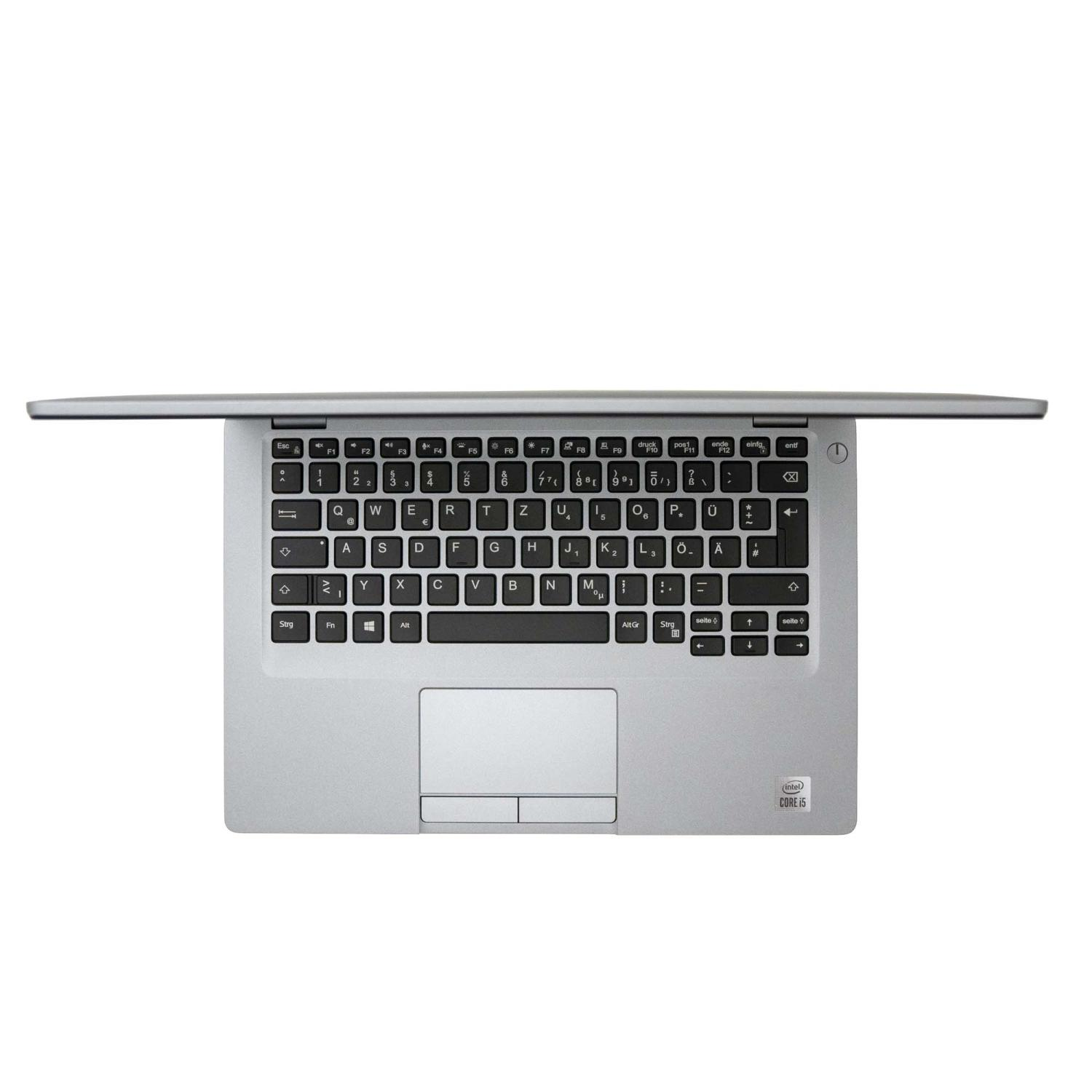 Eine Laptop-Tastatur von oben gesehen, silberfarben, mit geöffnetem Bildschirm. Die Tastatur hat ein Touchpad.