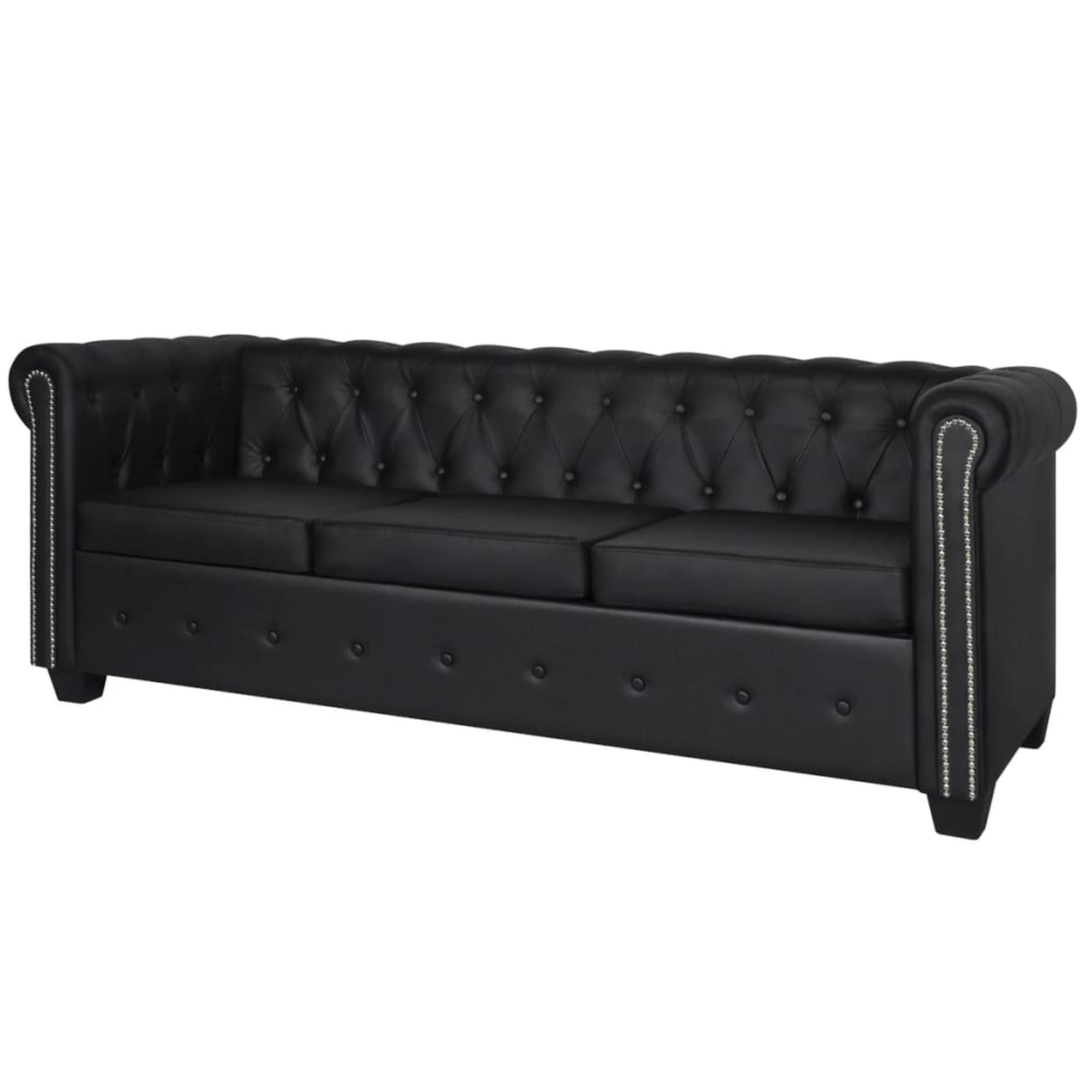 Schwarzes Ledersofa mit Knopfheftung und silbernen Nieten. Es hat drei Sitzkissen.
