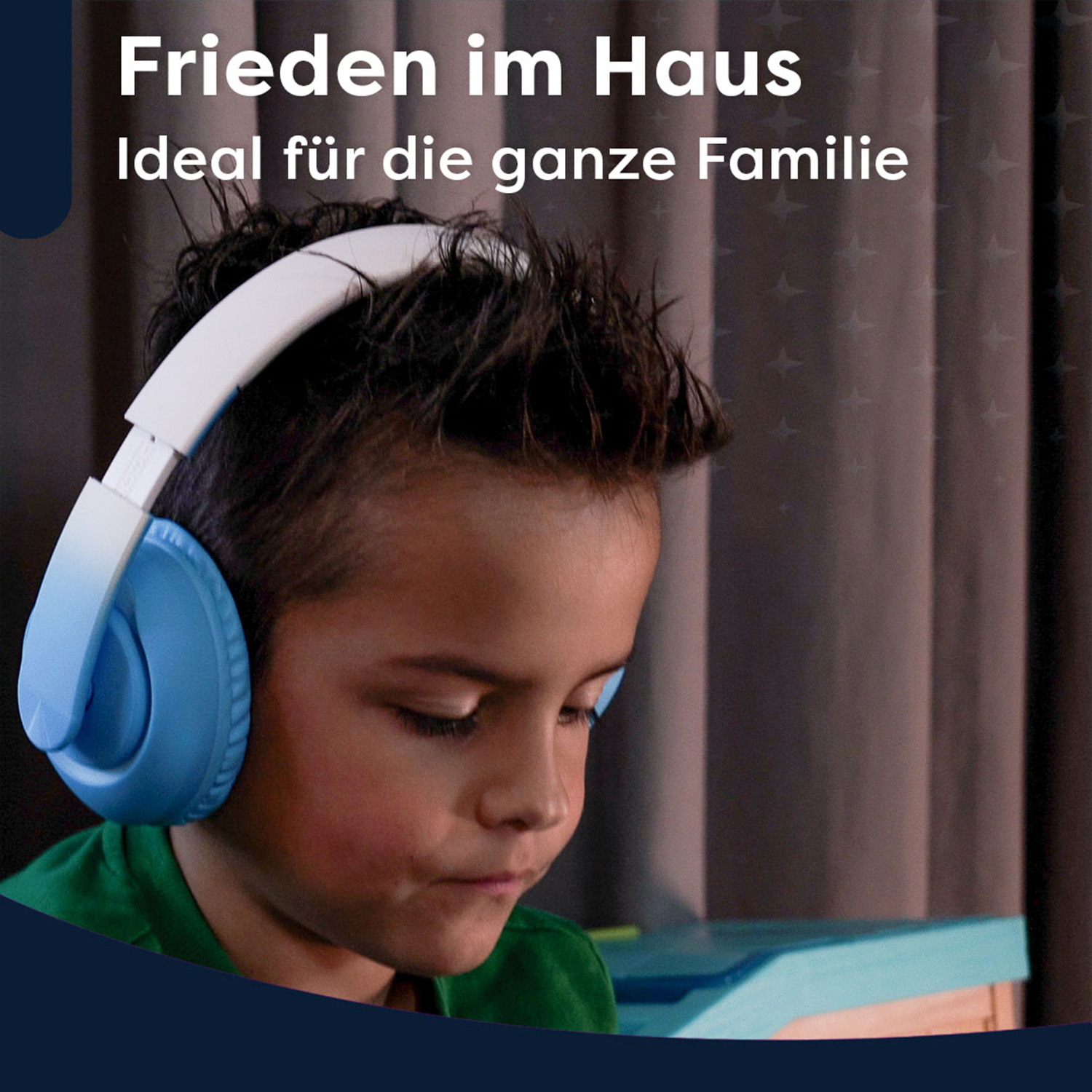 Ein Junge mit blauen Kopfhörern, darüber steht 'Frieden im Haus, ideal für die ganze Familie'.