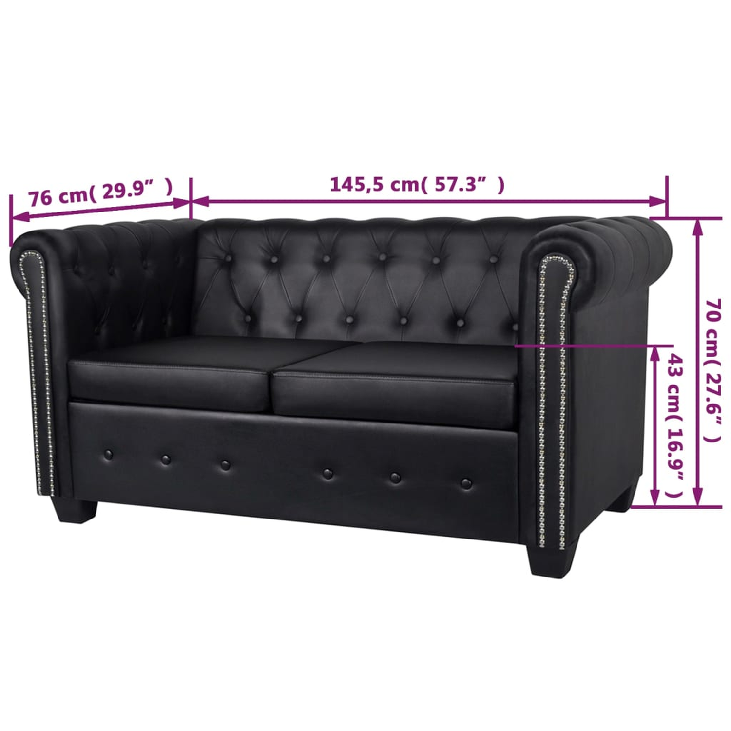 Schwarzes Zweisitzer-Sofa mit Abmessungen. Gesteppte Rückenlehne, gerollte Armlehnen und silberne Nieten.