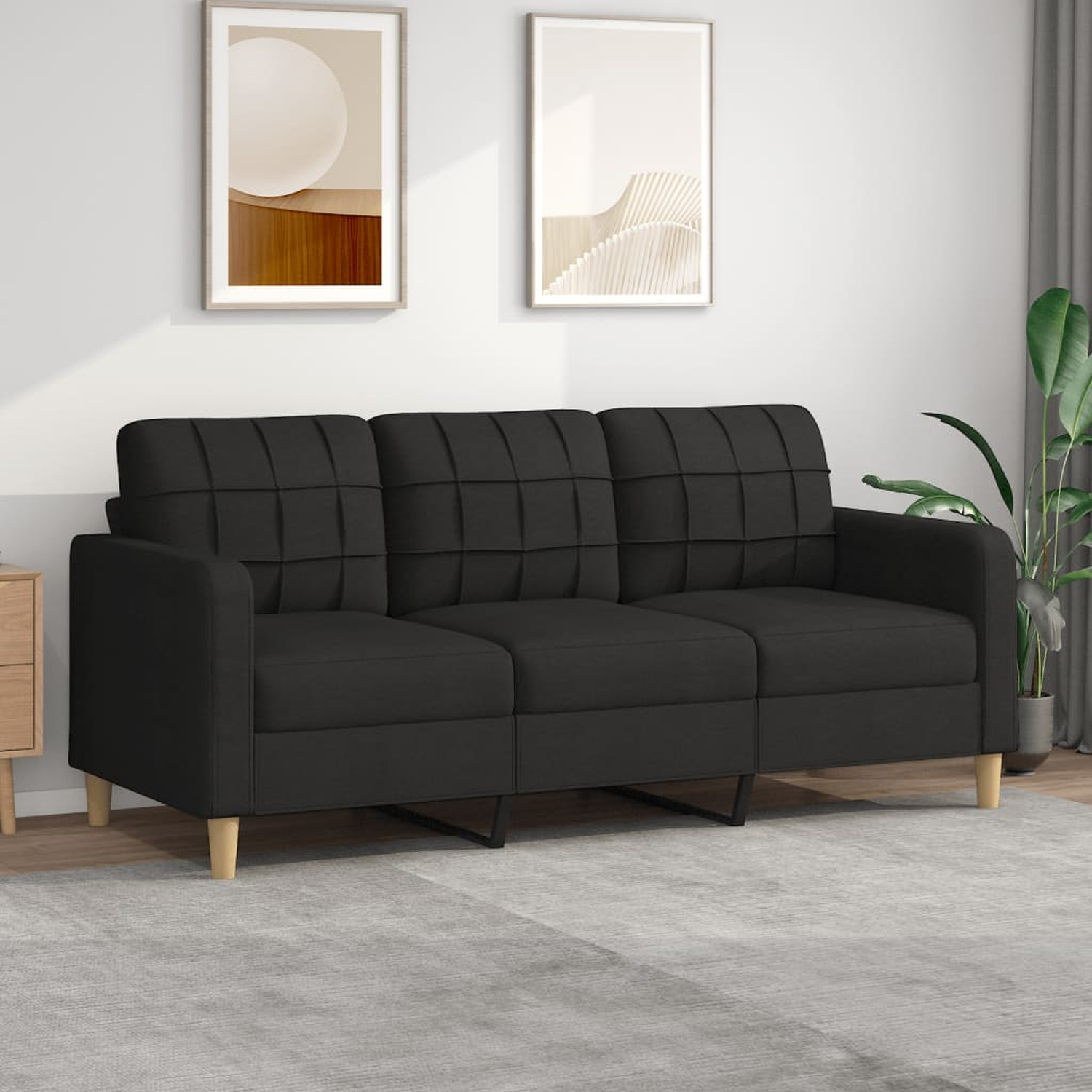 Schwarzes Dreisitzer-Sofa mit Holzbeinen, Vorderansicht, auf hellem Hintergrund.