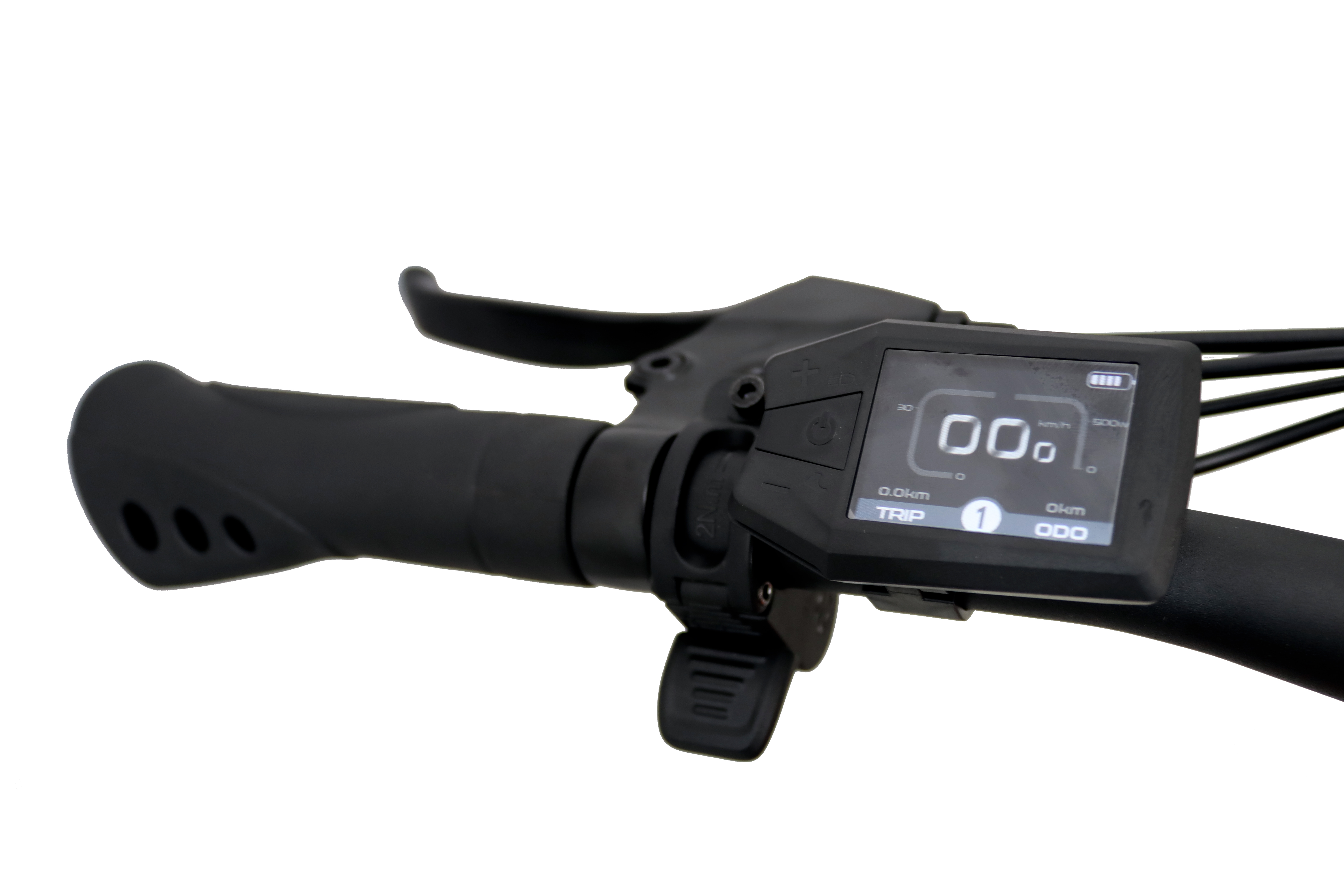 Zbliżenie kierownicy roweru z wyświetlaczem. Pokazuje prędkość, dystans podróży i poziom naładowania baterii.