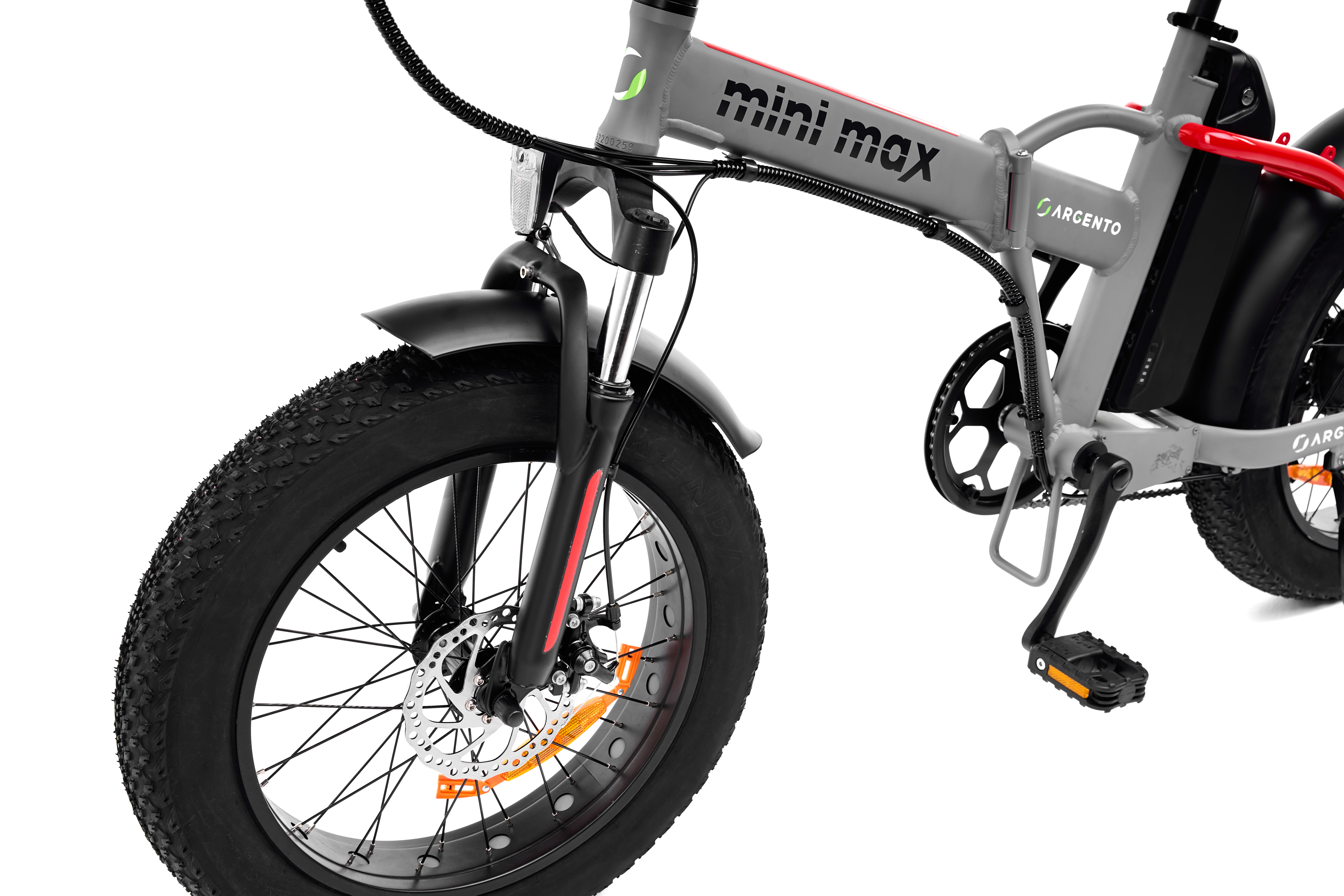 Zbliżenie szarego mini max Argento e-bike, widoczne przednie koło, na białym tle.