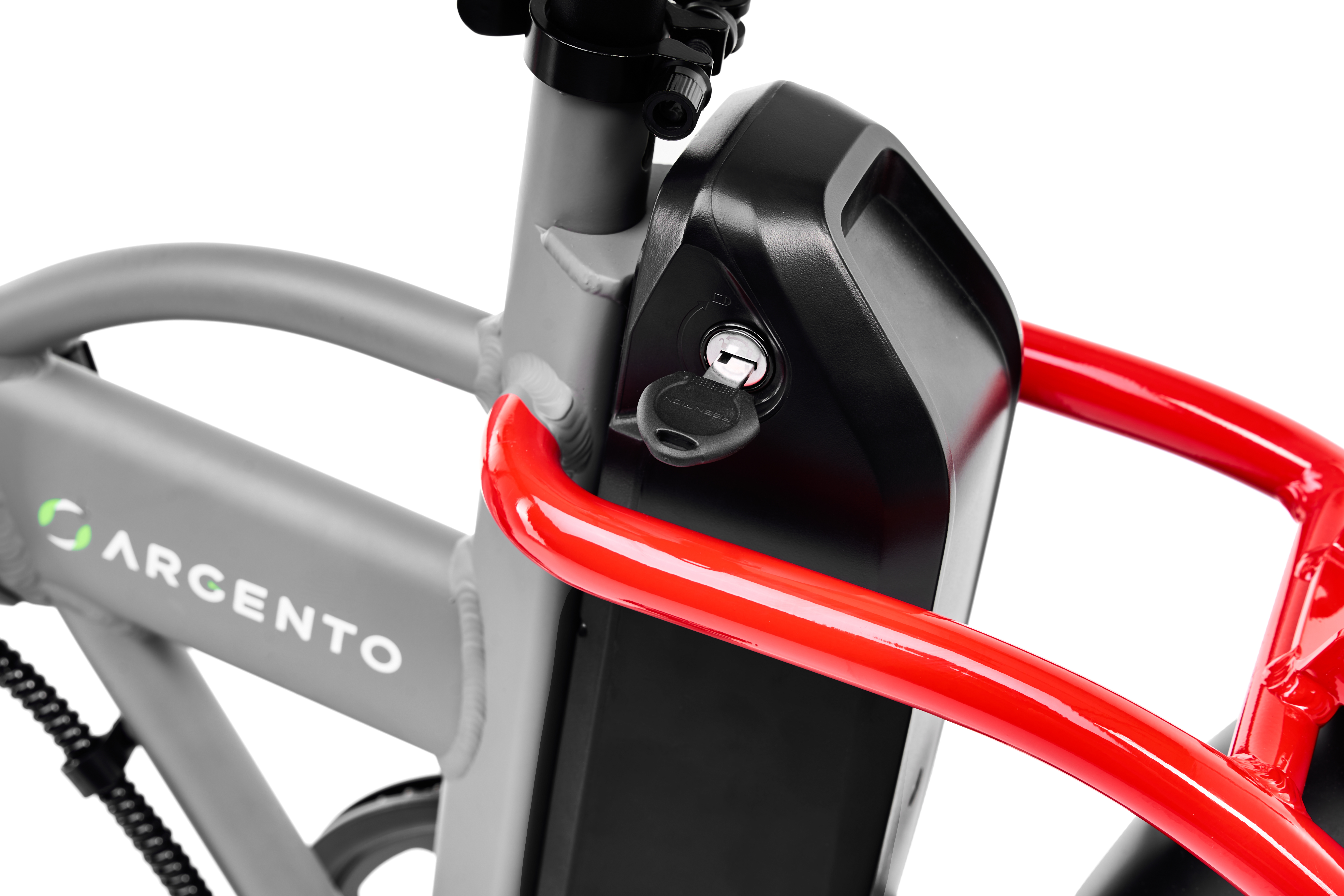 Zbliżenie na baterię roweru elektrycznego z włożonym i częściowo obróconym kluczem.