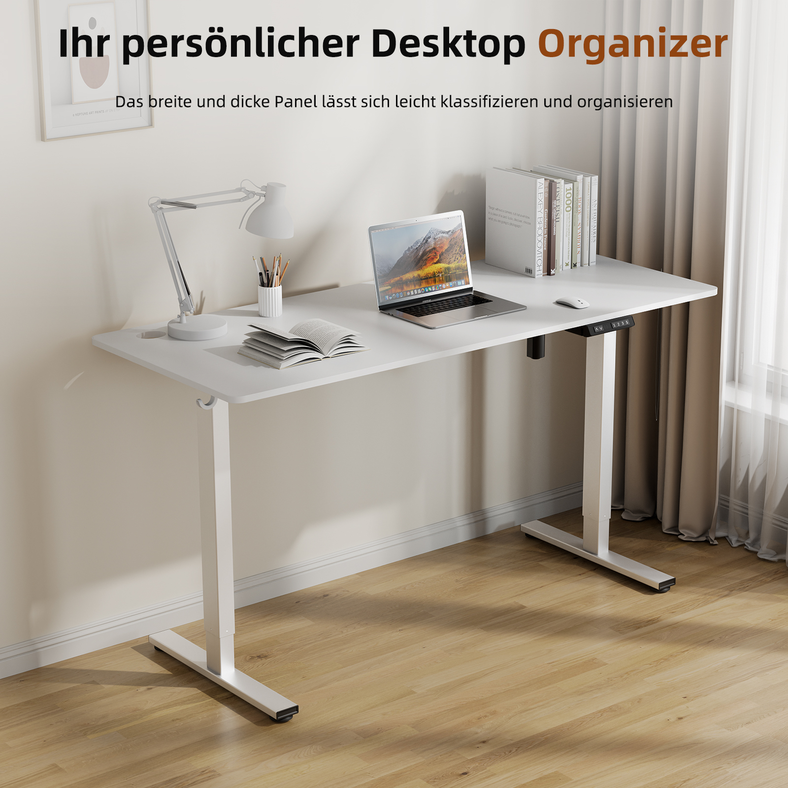 Ein weißer Schreibtisch mit Laptop, Lampe, Büchern und Fernbedienung, in einem hellen Raum.
