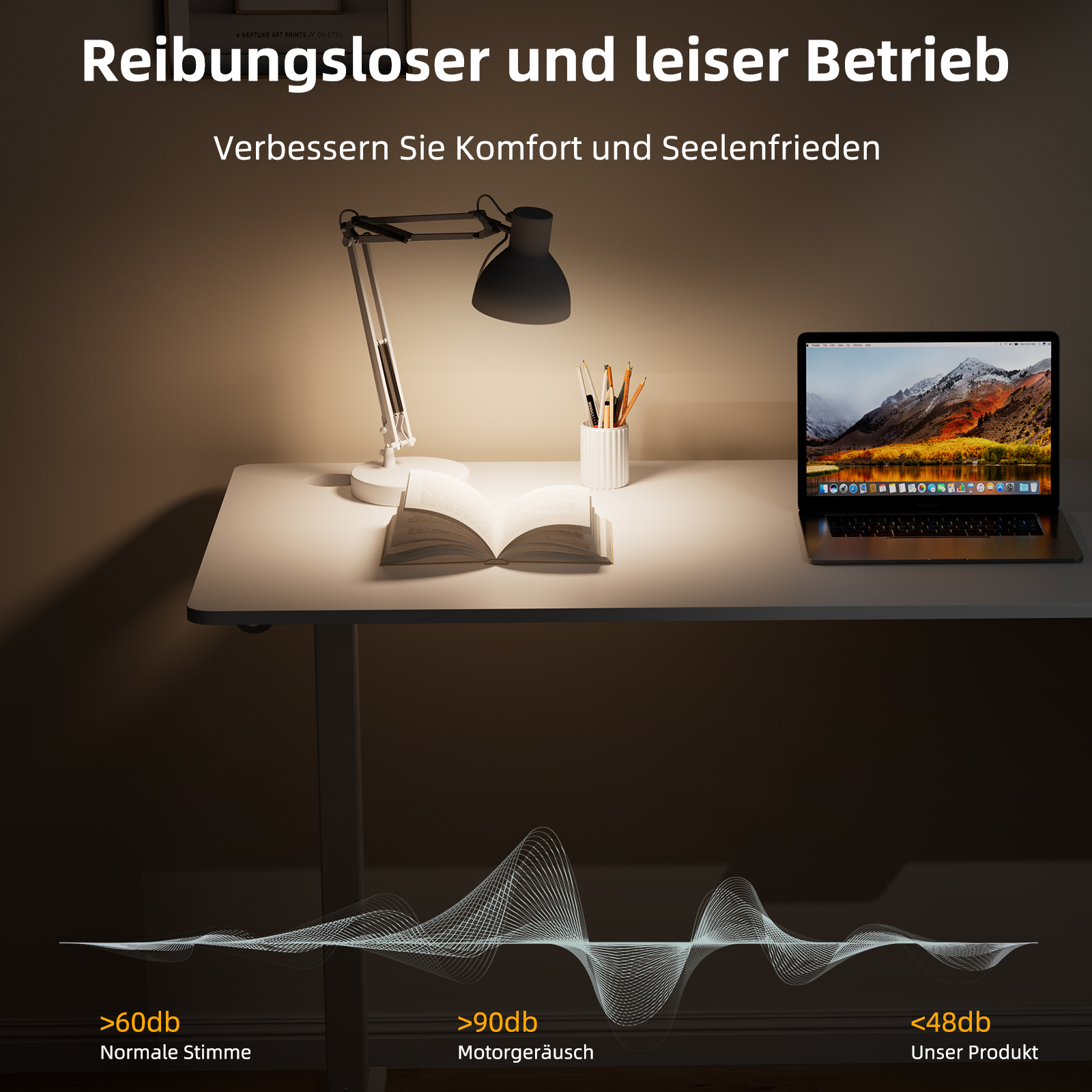 Ein Schreibtisch mit Lampe, Laptop, offenem Buch und Text über leisen Betrieb.