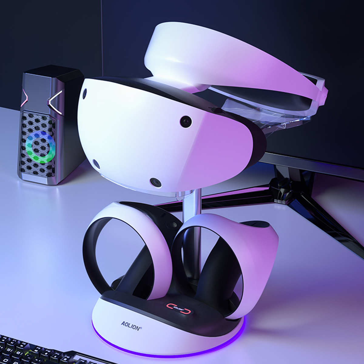 VR-Headset, Controller auf Ständer, schwarz und weiß, mit einem Computerturm im Hintergrund.