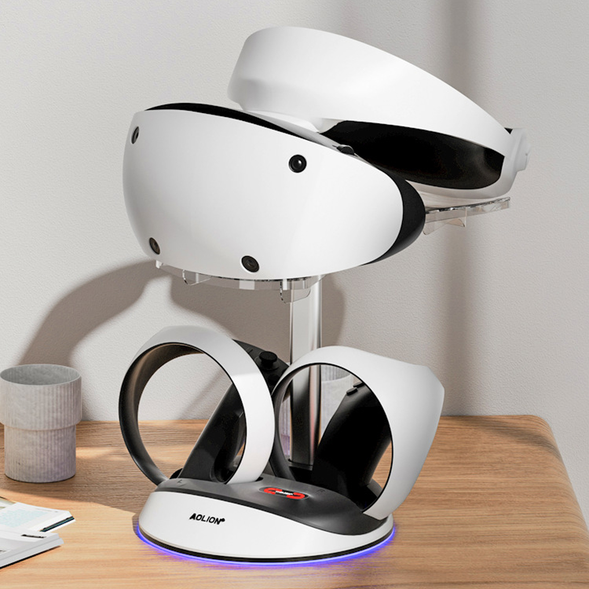 Weißes und schwarzes VR-Headset und Controller auf einem Schreibtisch. Eine weiße Tasse steht daneben.