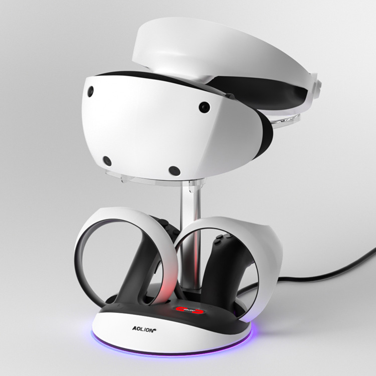 VR-Headset mit Controllern, auf Ladestation, weißes und schwarzes Design, rote Ladeanzeige.