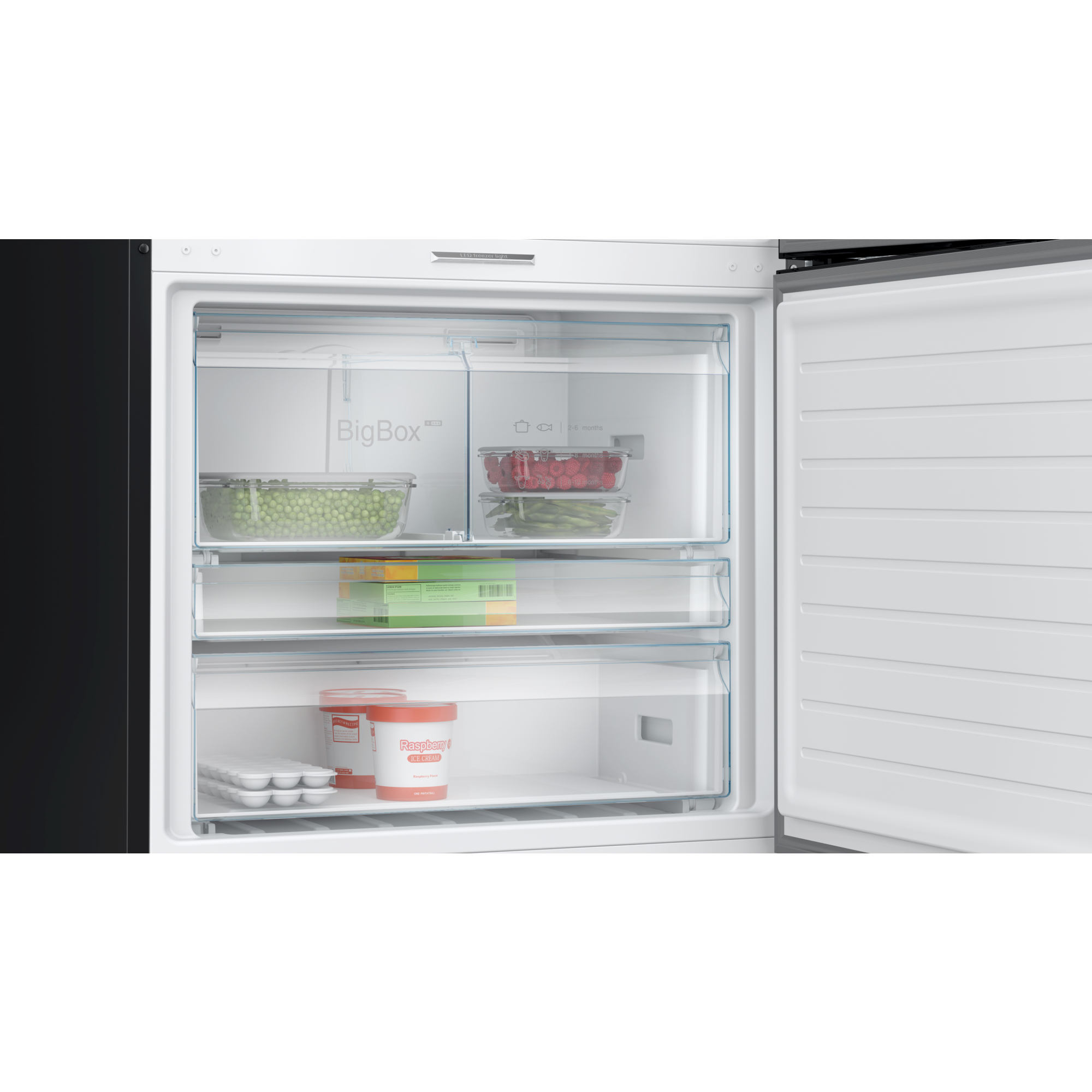 Compartimento congelador del refrigerador con cajones que contienen alimentos.