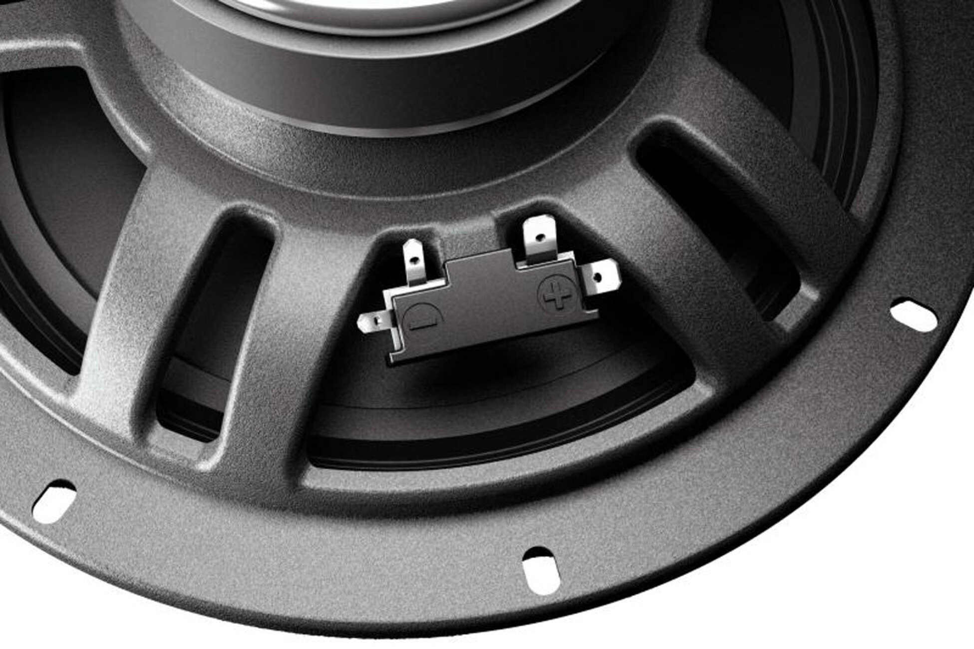 Nahaufnahme der Rückseite eines Car-Audio-Lautsprechers, die Anschlüsse und die Struktur zeigt.