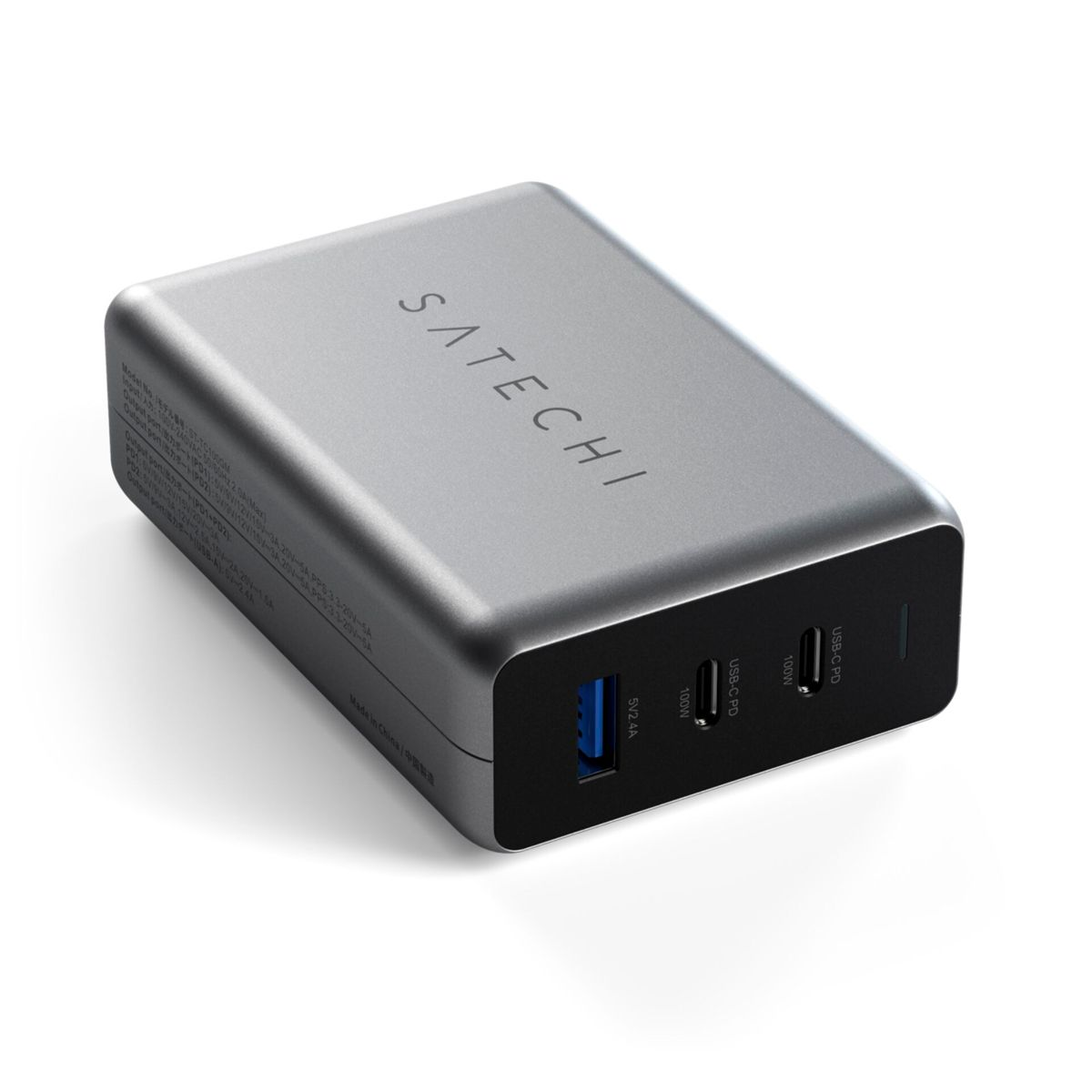 Adaptador de corriente Satechi plateado con puertos USB y USB-C, en una superficie blanca.