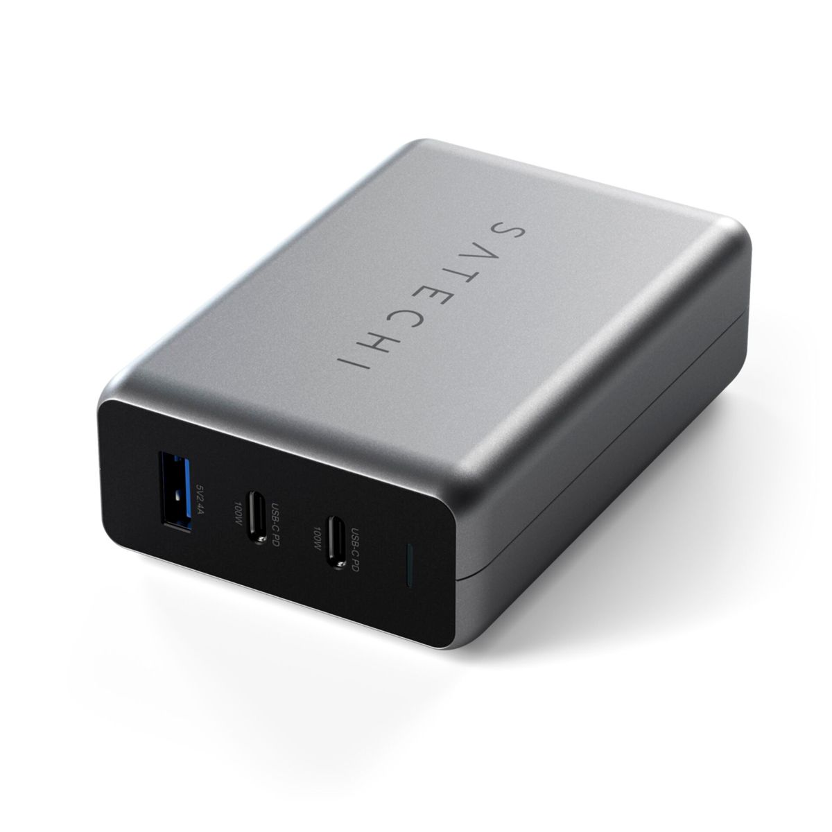 Un adaptador de corriente Satechi plateado con múltiples puertos USB sobre un fondo blanco.