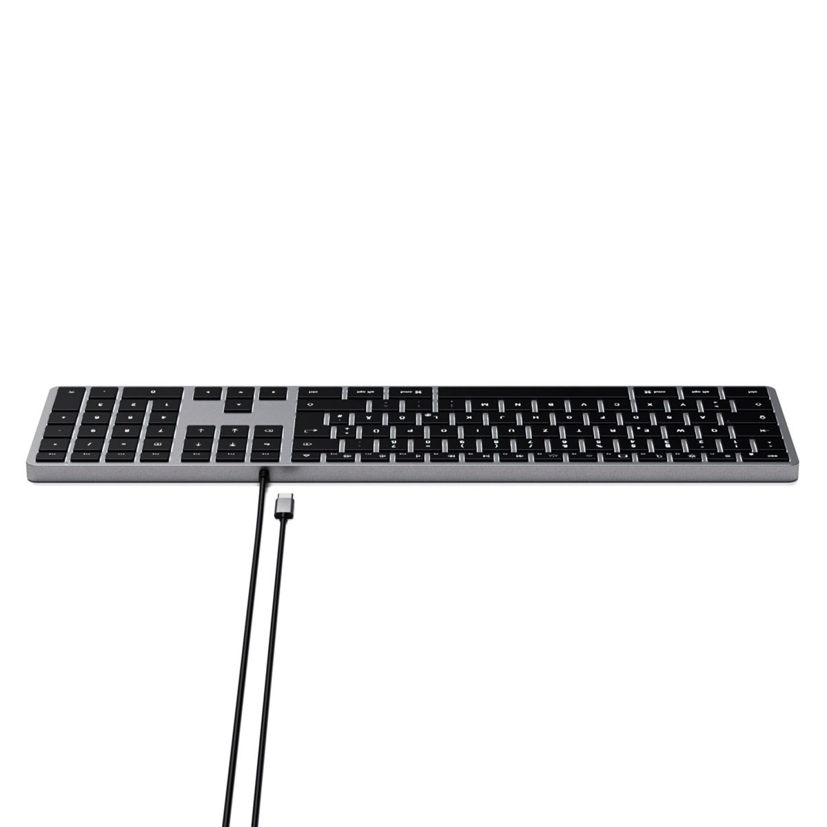 Silberne drahtlose Tastatur mit schwarzem Ladekabel auf weißem Hintergrund.