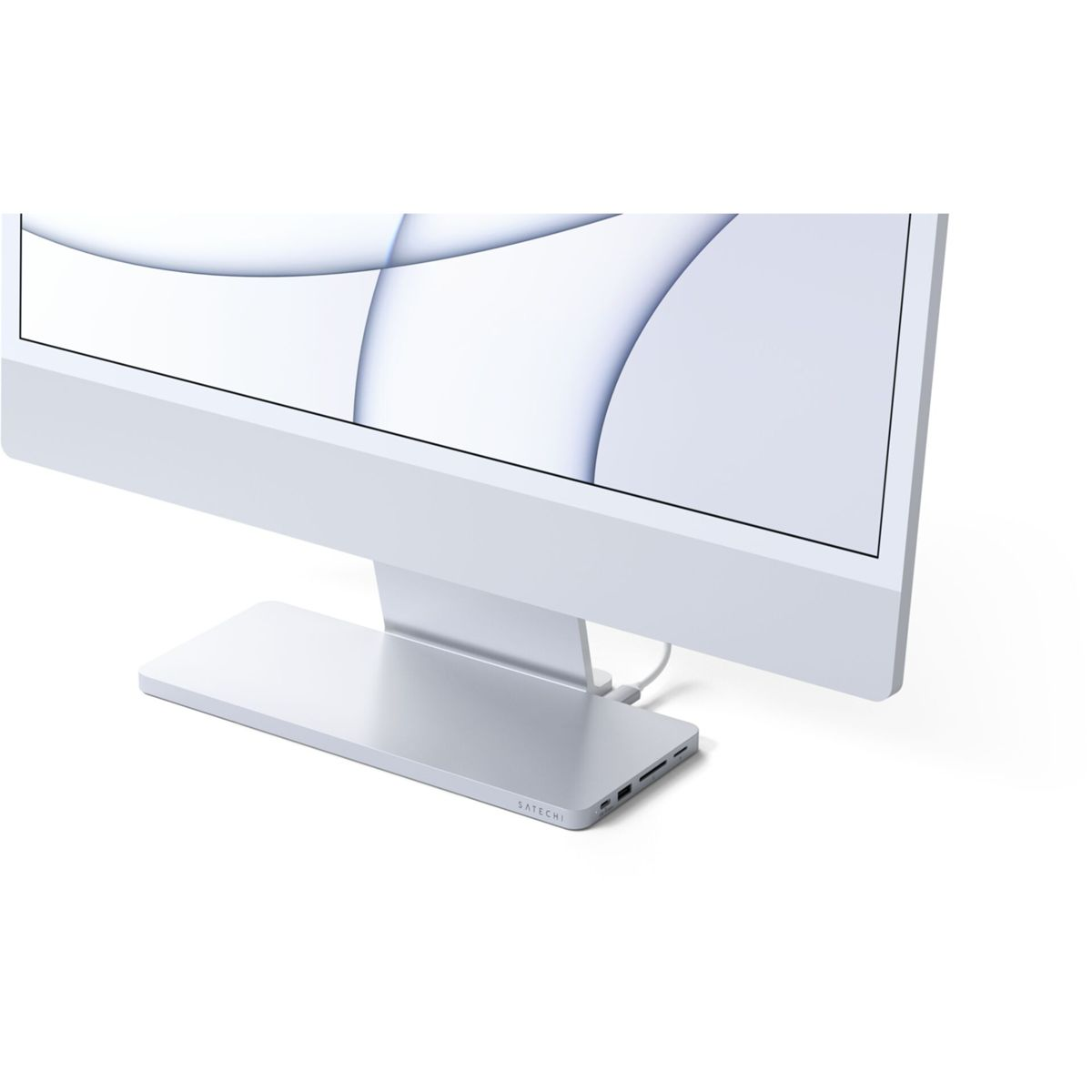 iMac bianco con hub Satechi su supporto. Lo schermo mostra onde astratte blu e bianche.