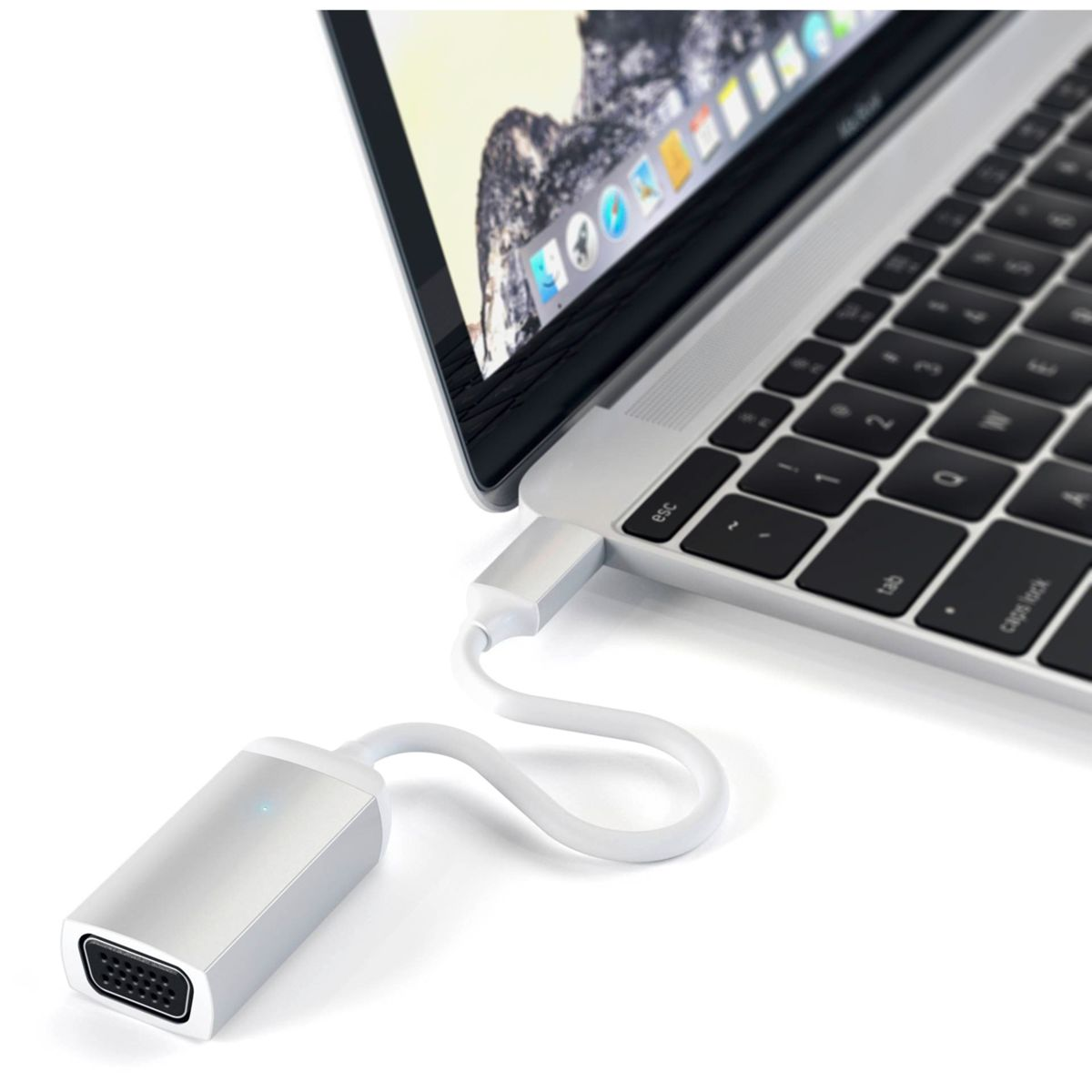 Silberner USB-C-zu-VGA-Adapter, der an einen Laptop angeschlossen ist. Weißes Kabel.