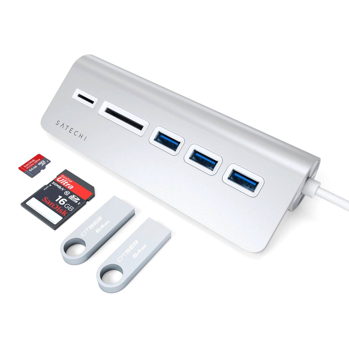 Srebrny hub USB z czytnikami kart, portami USB i różnymi urządzeniami pamięci masowej.