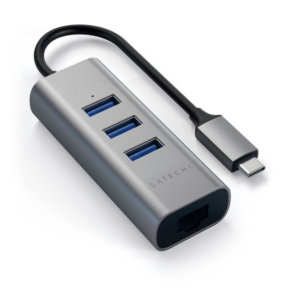 Silberner USB-C-Hub mit drei USB-Anschlüssen und einem Ethernet-Anschluss, verbunden durch Kabel.