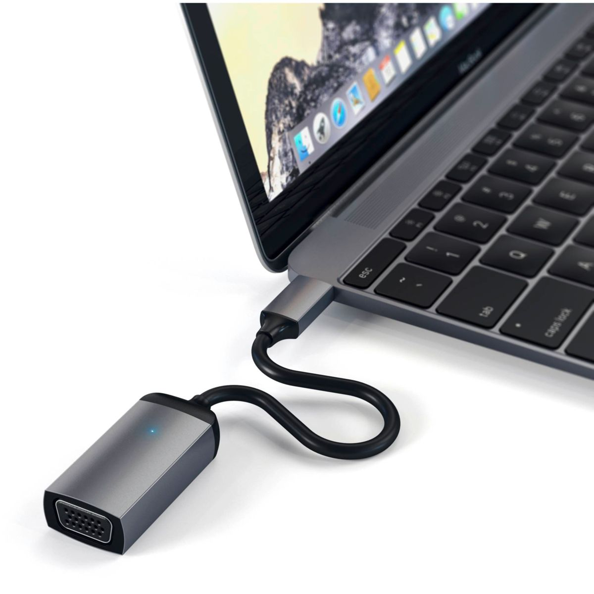 Laptop, verbunden mit einem grauen USB-C-Adapter mit VGA-Anschluss.