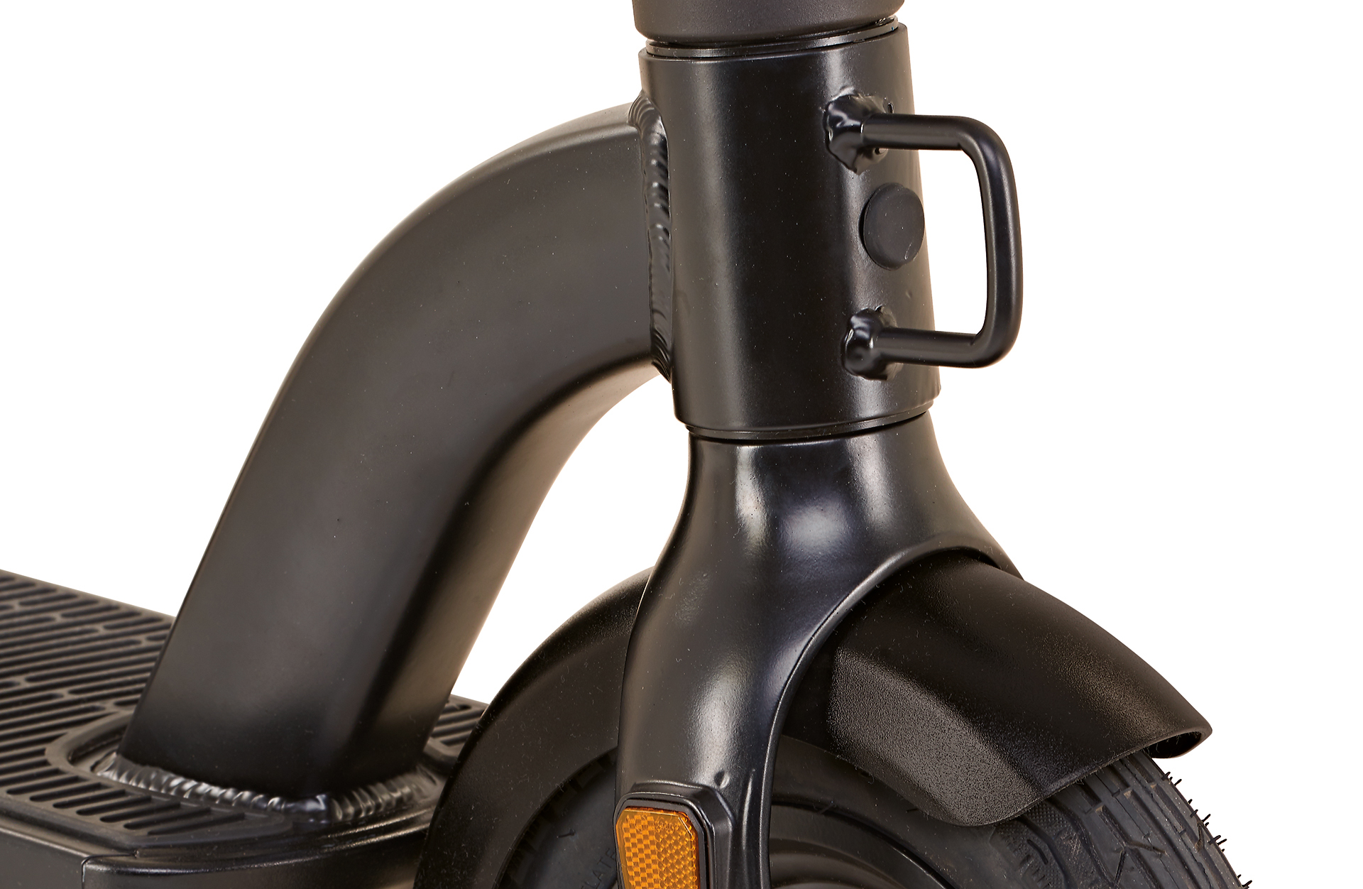 Schwarze Rollerfront mit Griff, Kotflügel und Raddetails auf weißem Grund.