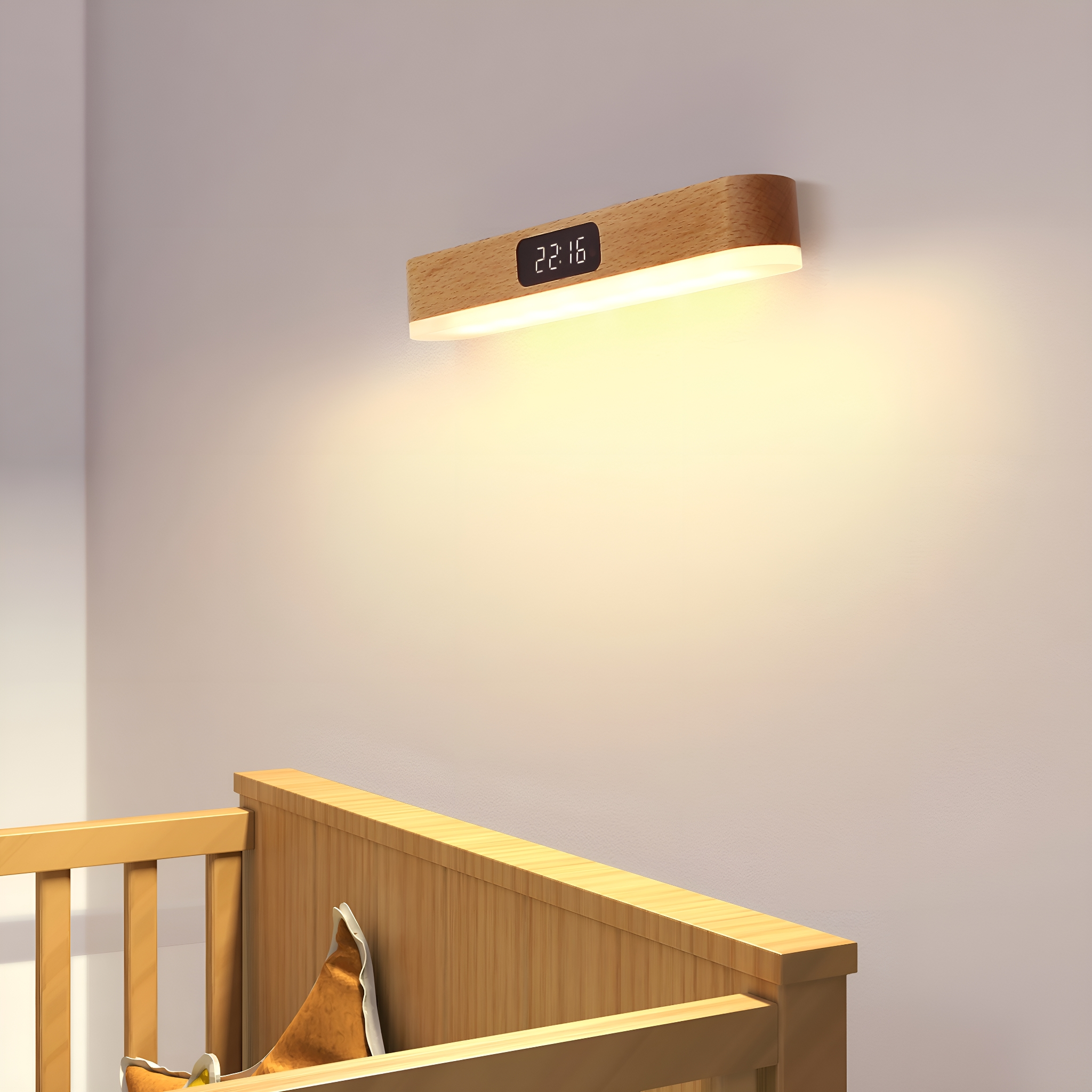 Wandlampe aus Holz mit Uhr, 22:16, über einem Kinderbett.